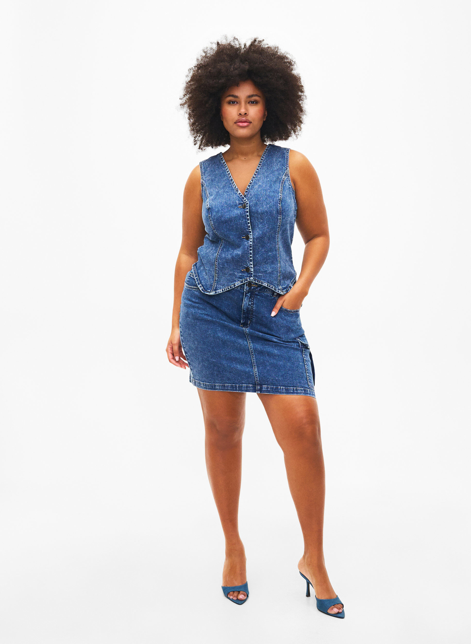 Zizzi Jupe en jean pr&egrave;s du corps avec poche cargo, Blue Denim, Model image number 3