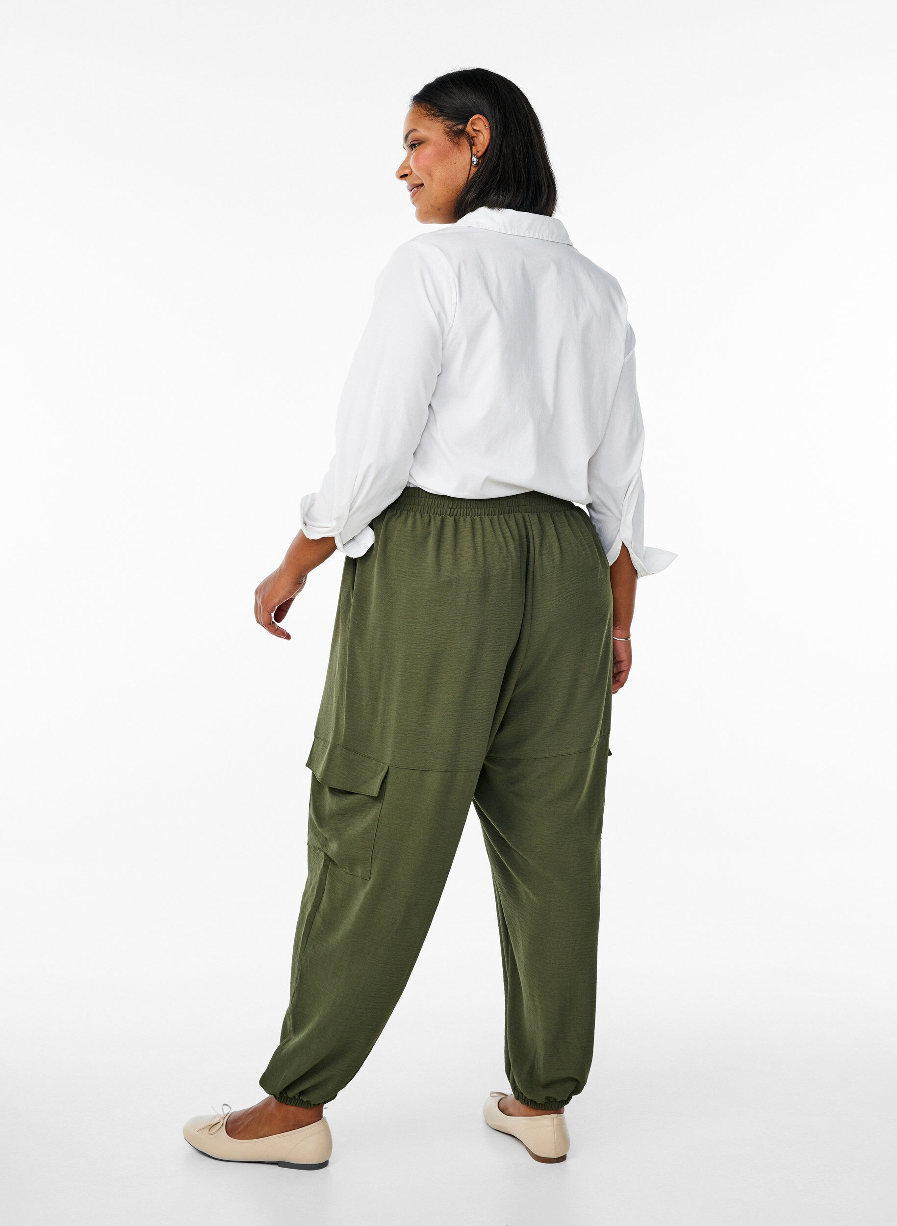 Zizzi Pantalon harem avec poches cargo et taille &eacute;lastiqu&eacute;e, Vert, Model image number 1