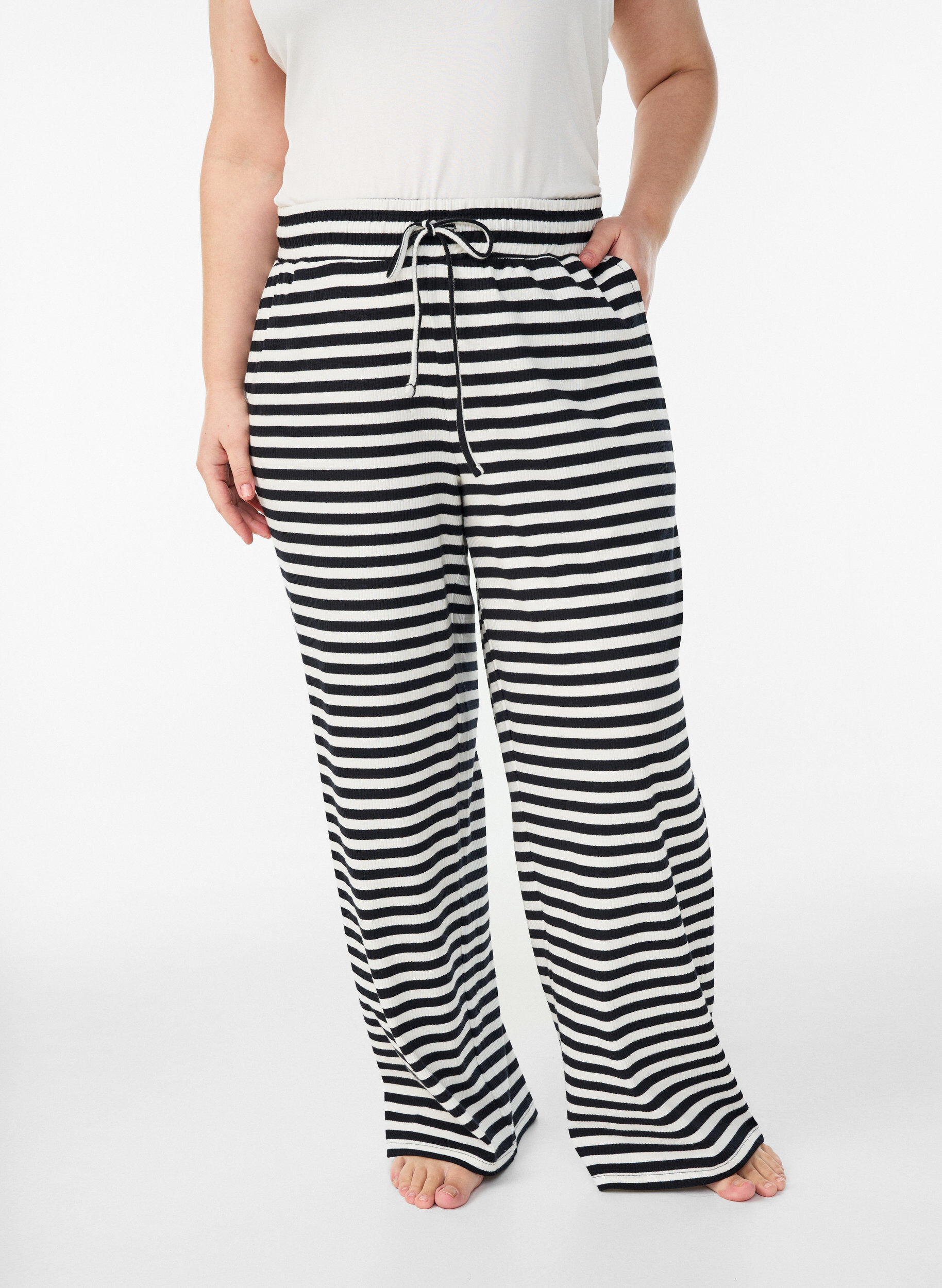 ZizziPantalon de pyjama ray&eacute; &agrave; taille haute et coupe ample, Noir, Image image number 0
