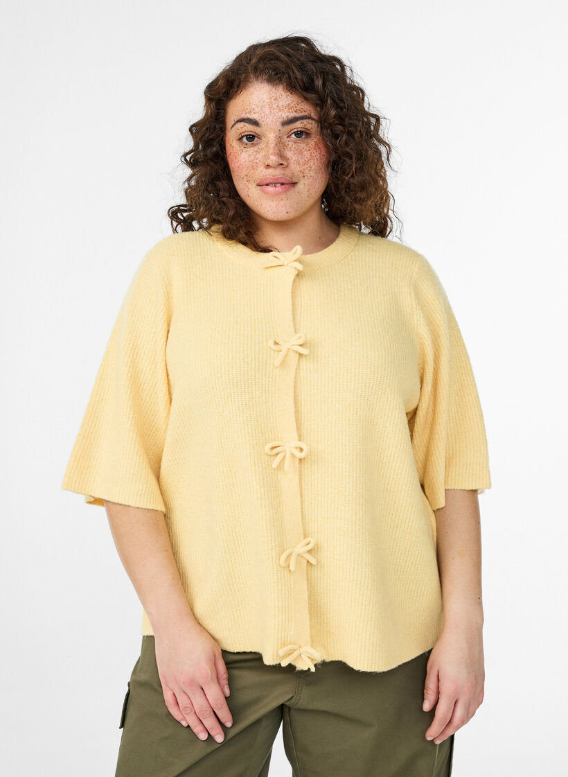 Cardigan en maille à manches courtes avec des nœuds, Jaune clair, Model