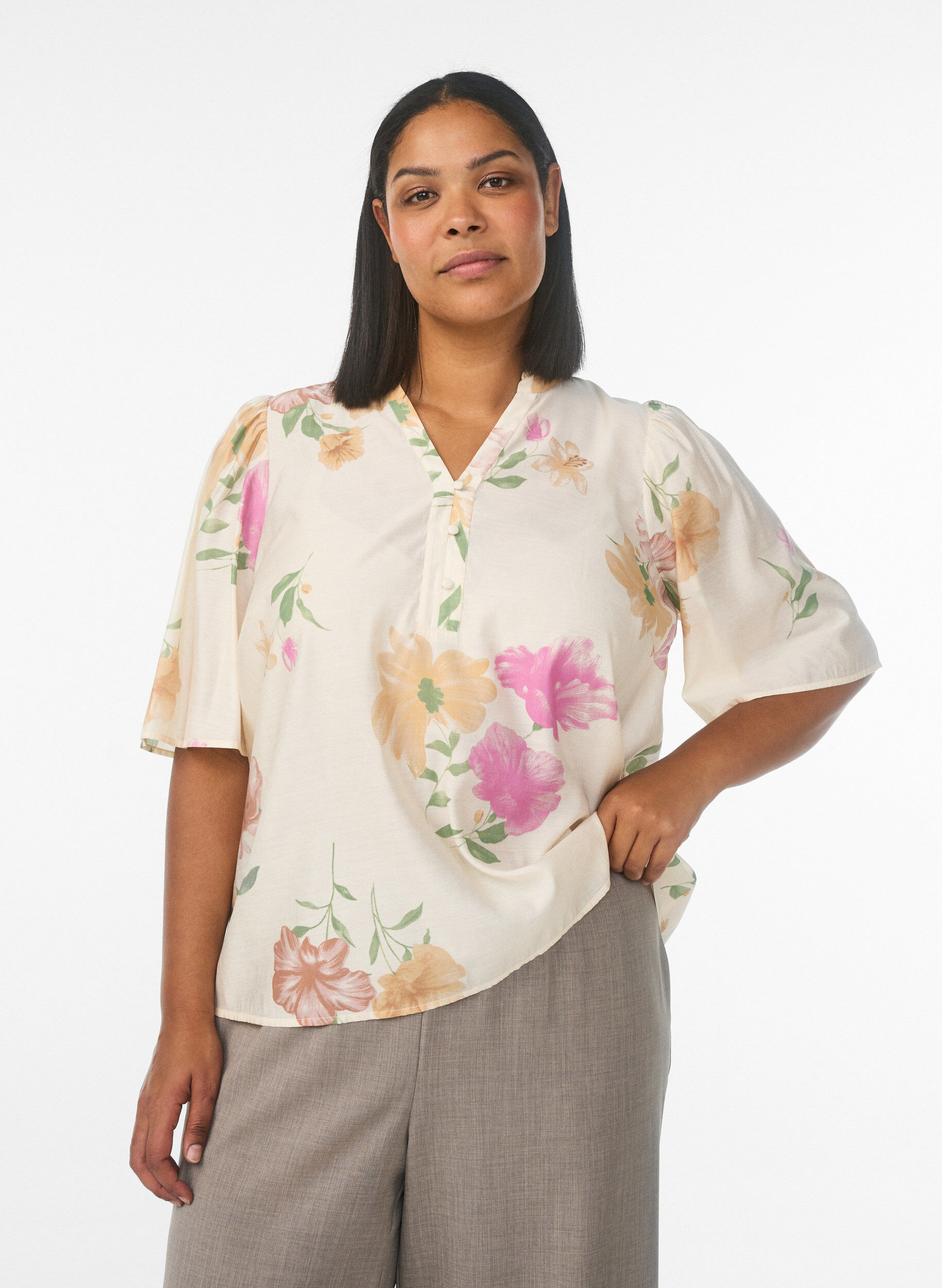 Zizzi Blouse fleurie avec col &agrave; volants et manches courtes, Beige, Model image number 0