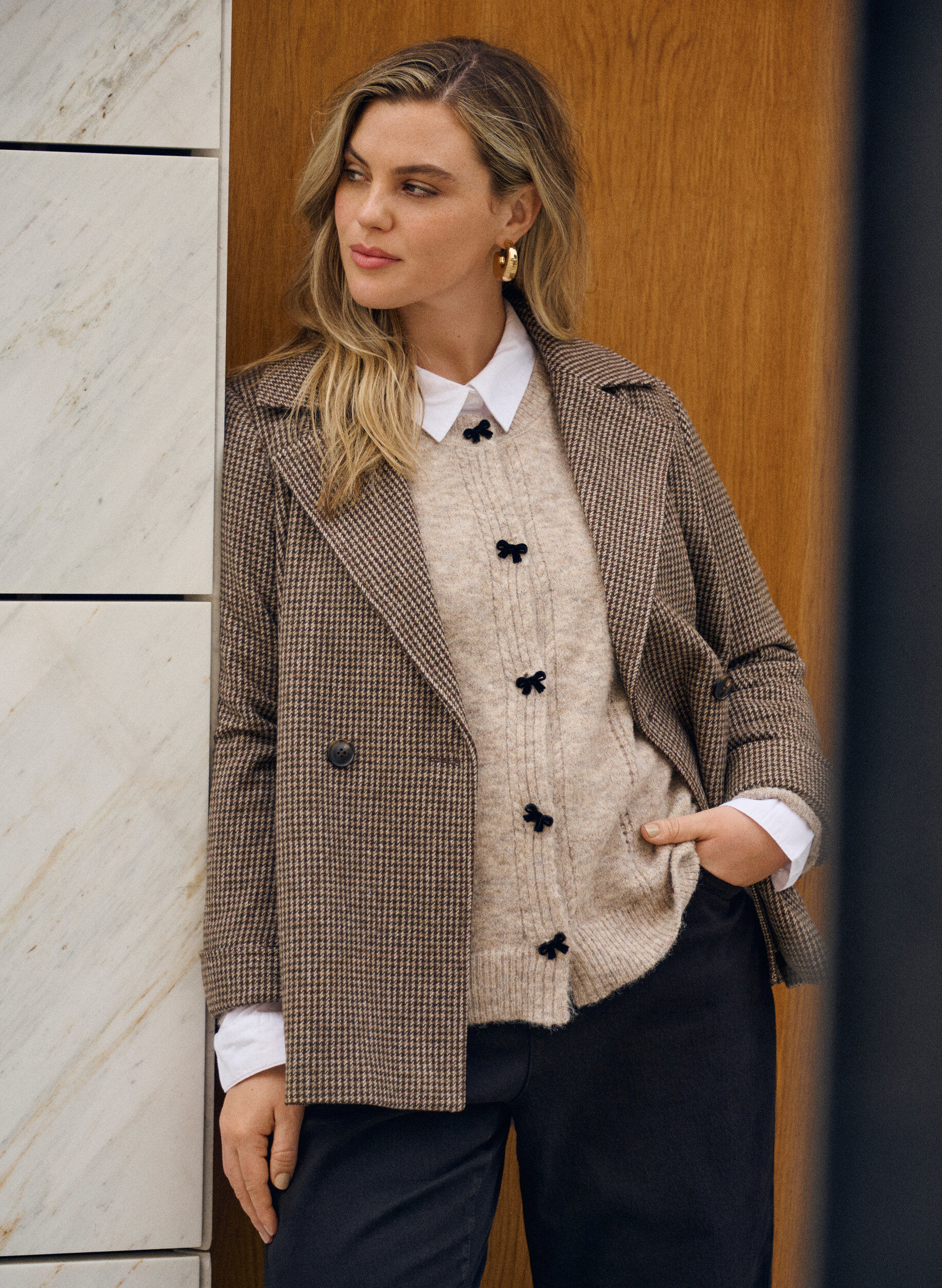 Zizzi Cardigan avec boutons en forme de n&oelig;ud et motif ajour&eacute;, Beige, Image image number 0