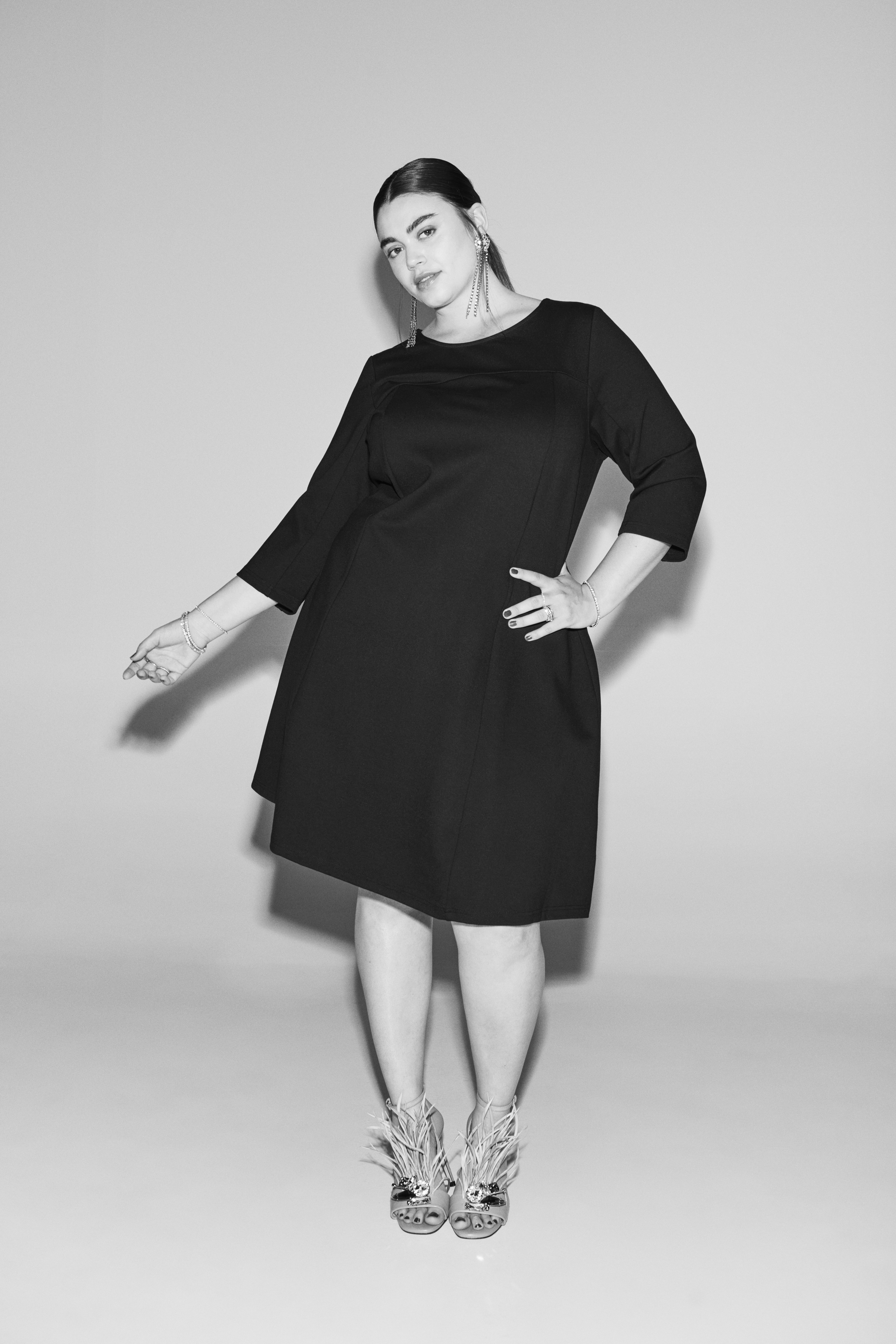 Robe noire en forme de A, , Model