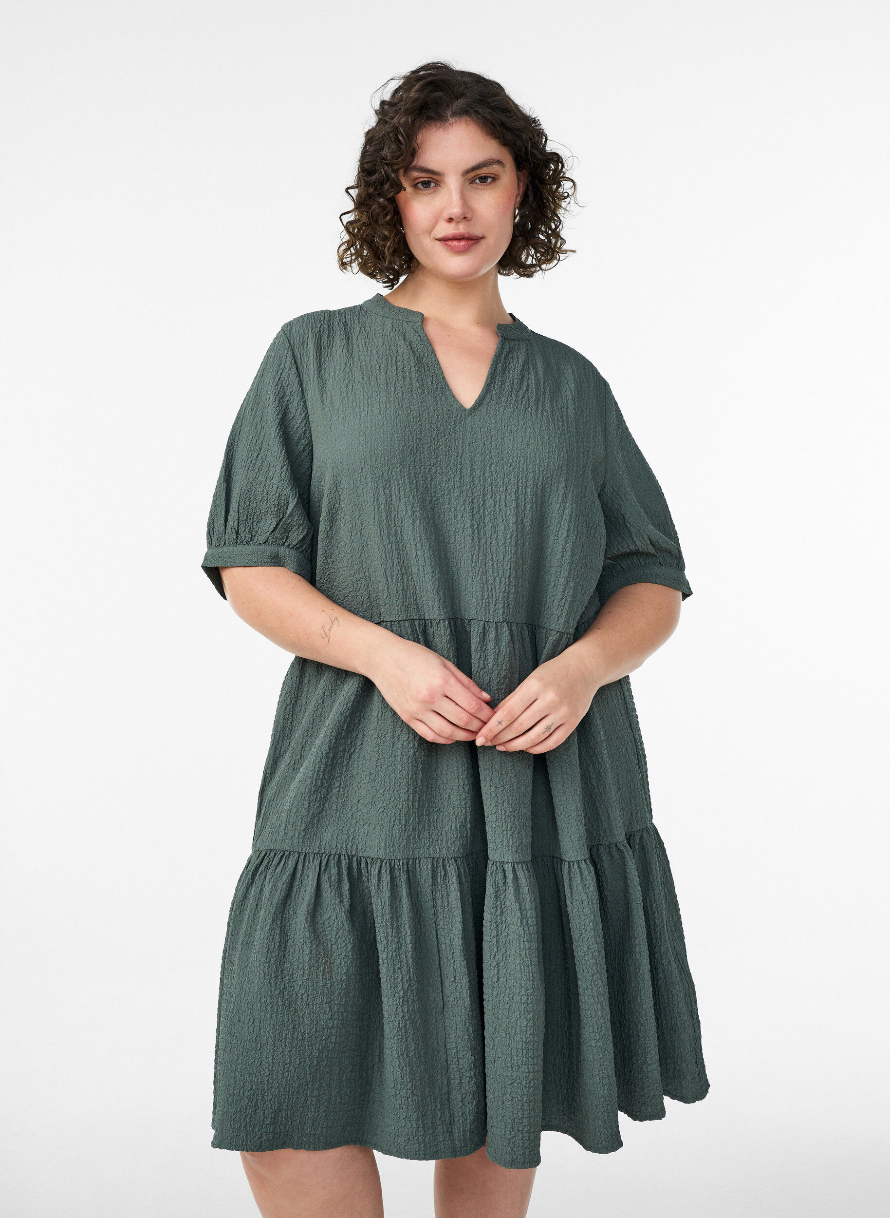 Zizzi Robe courte &agrave; coupe &eacute;vas&eacute;e, Vert fonc&eacute;, Model image number 0