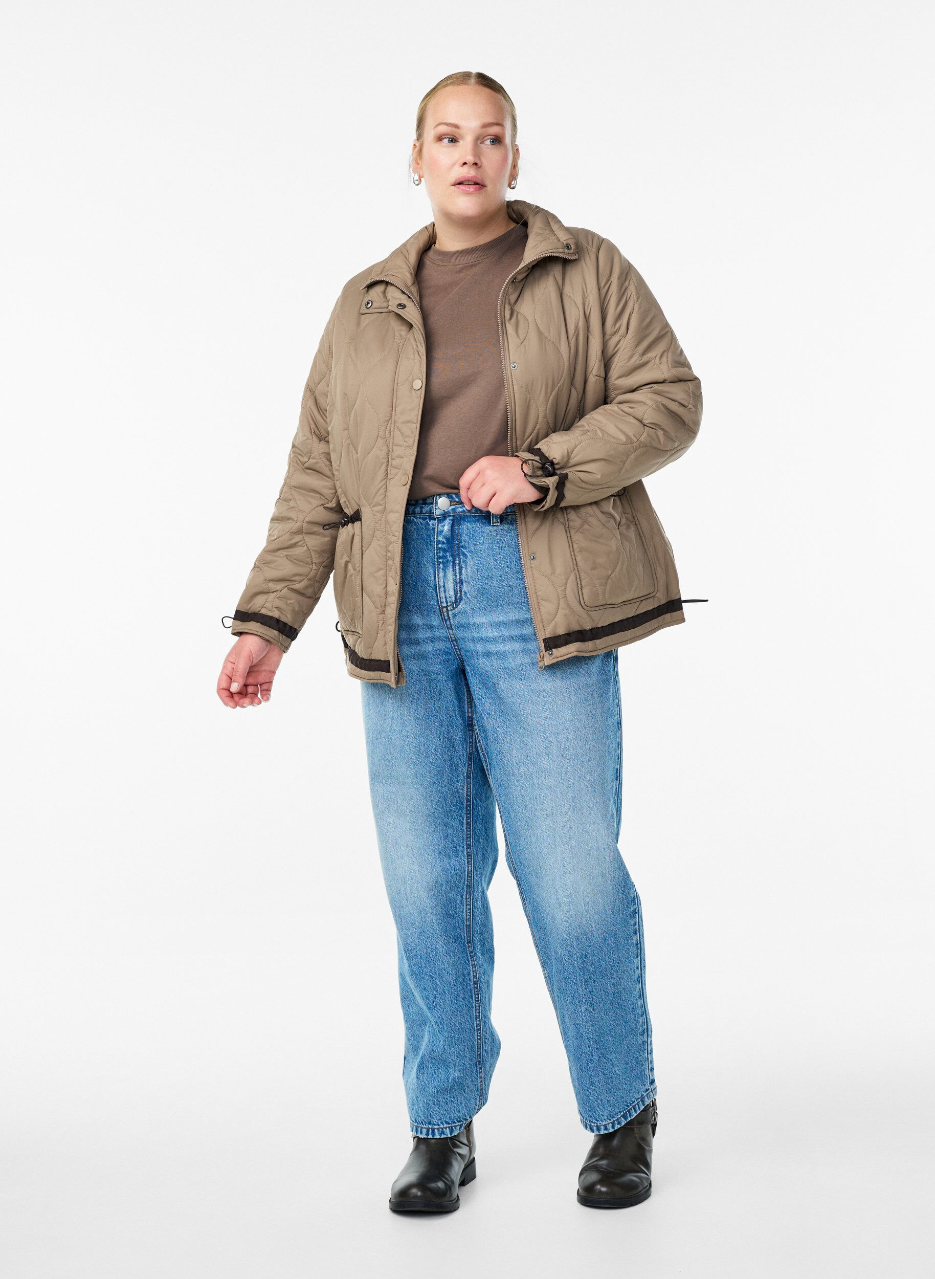 Zizzi Veste courte matelass&eacute;e avec d&eacute;tails contrastants, Beige, Model image number 1