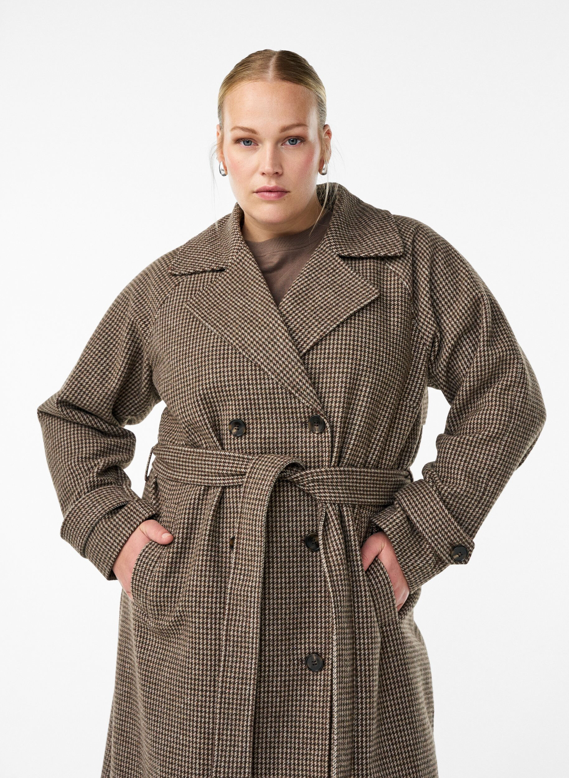 Zizzi Manteau &agrave; carreaux avec ceinture, Marron, Model image number 3
