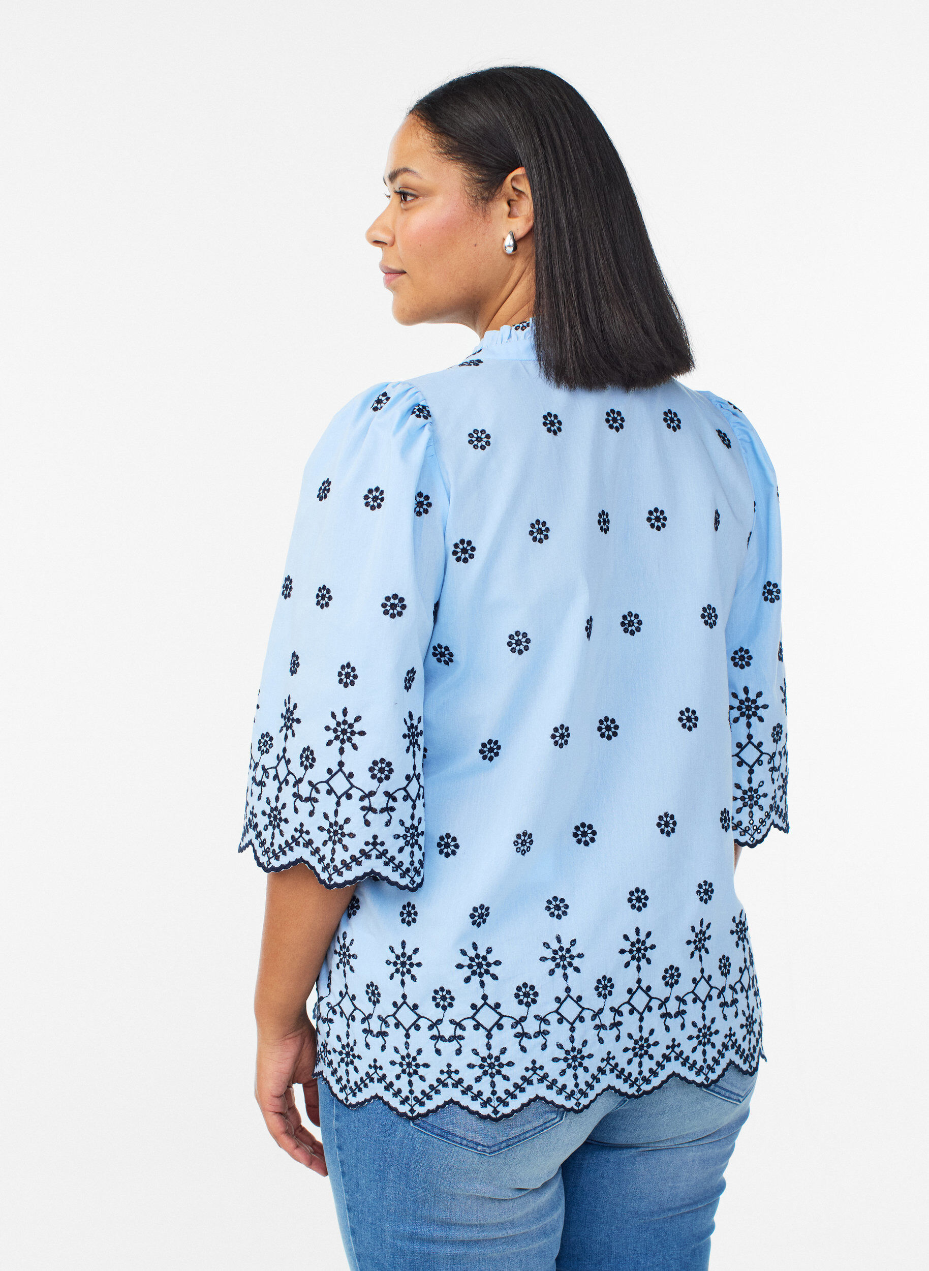 Zizzi Blouse avec manches 3/4 et motif brod&eacute;, Bleu, Model image number 2