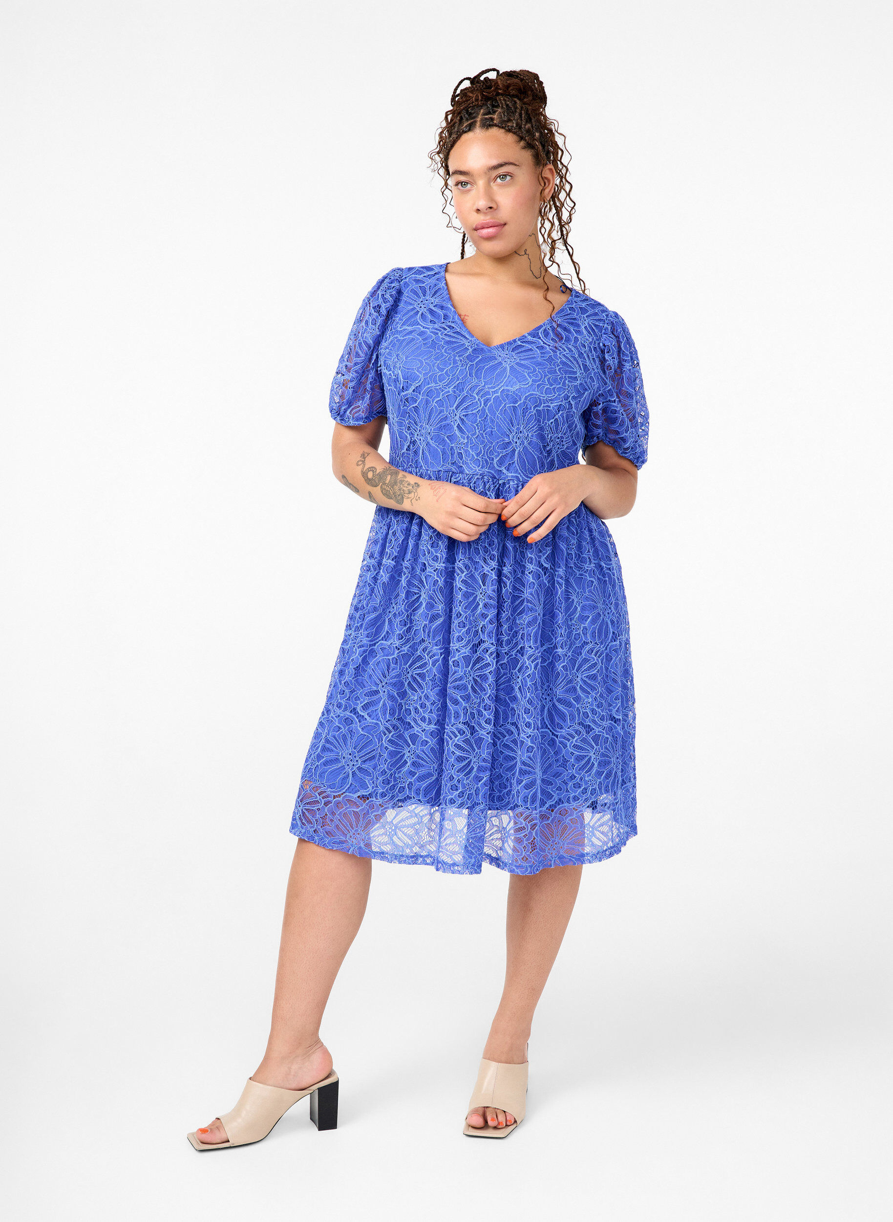Zizzi Robe en dentelle &agrave; manches courtes avec col en V, Dazzling Blue, Model image number 2