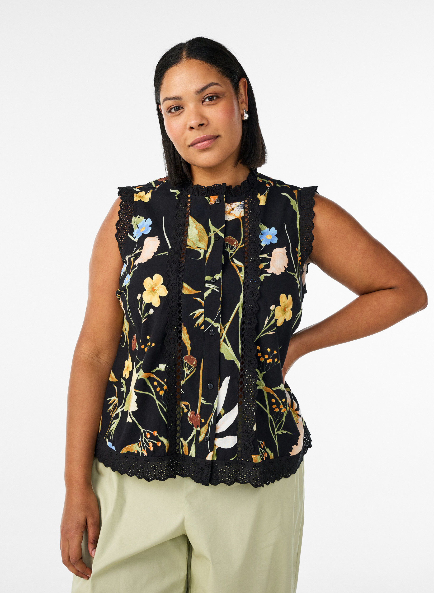 Zizzi Blouse sans manches en coton avec imprim&eacute; floral et broderie anglaise, Noir, Model image number 0