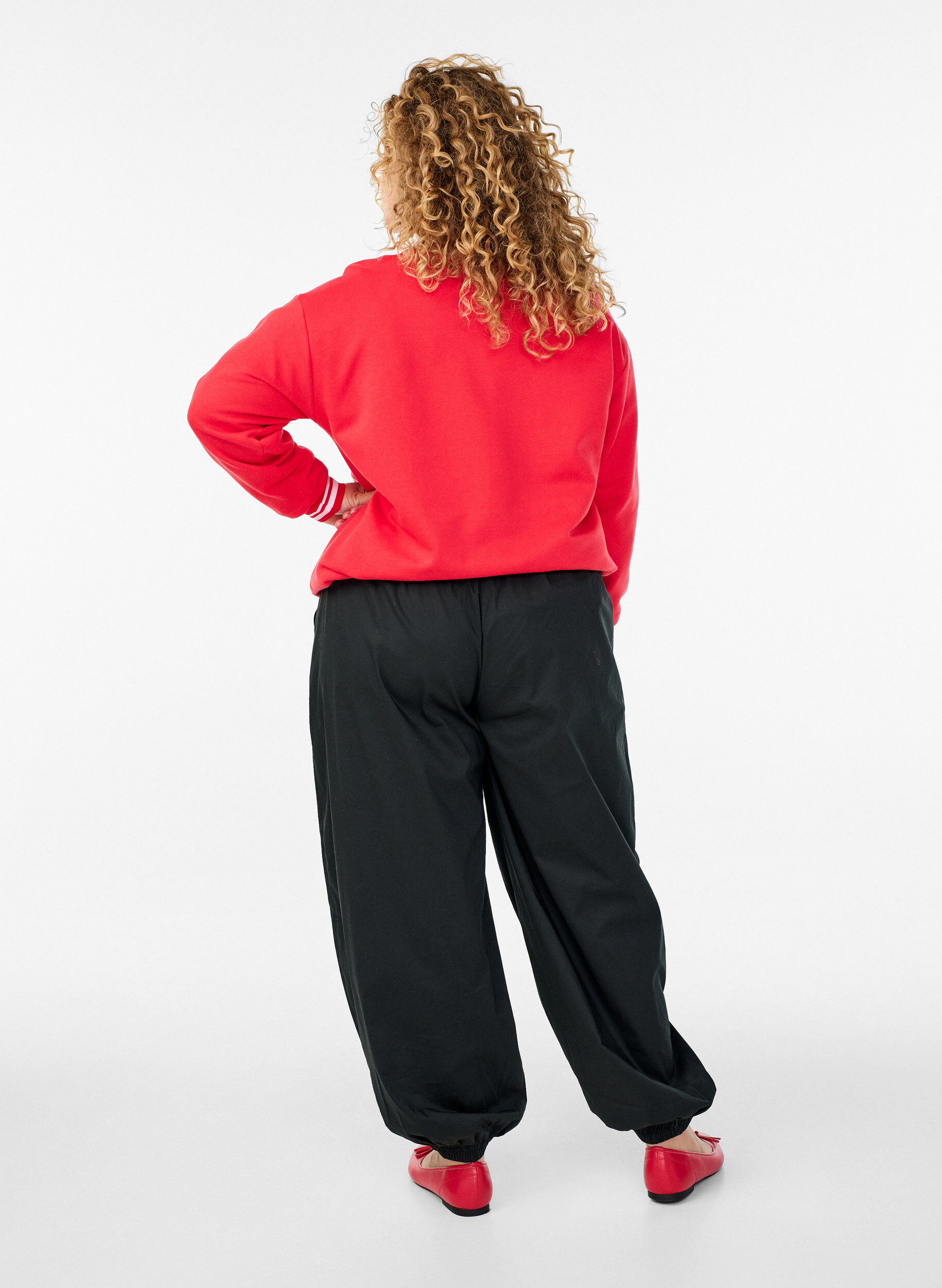 Zizzi Pantalon ballon avec poches et ceinture &eacute;lastique, Noir, Model image number 2