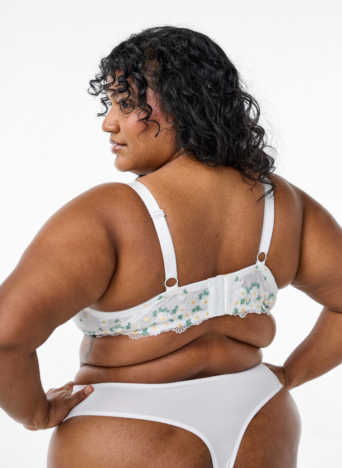 Zizzi Soutien-gorge balconnet en maille brod&eacute;e de marguerites, Blanc, Model image number 1