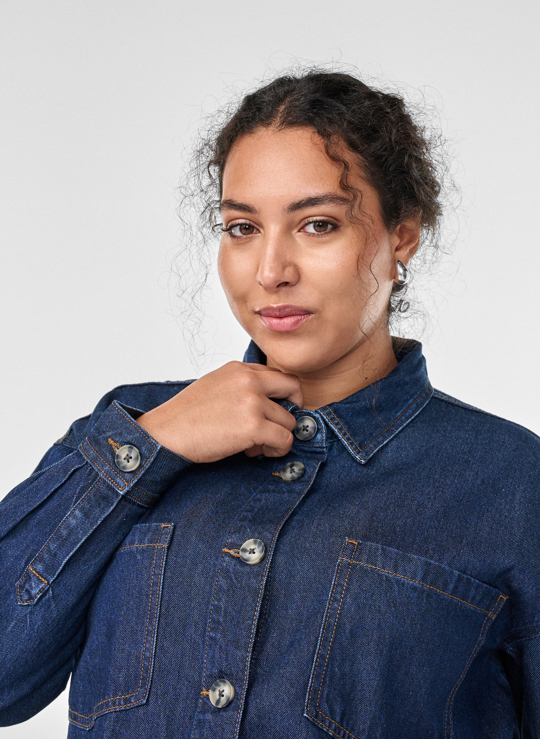 Zizzi Chemise ample en jean avec des poches poitrine, Bleu, Model image number 3