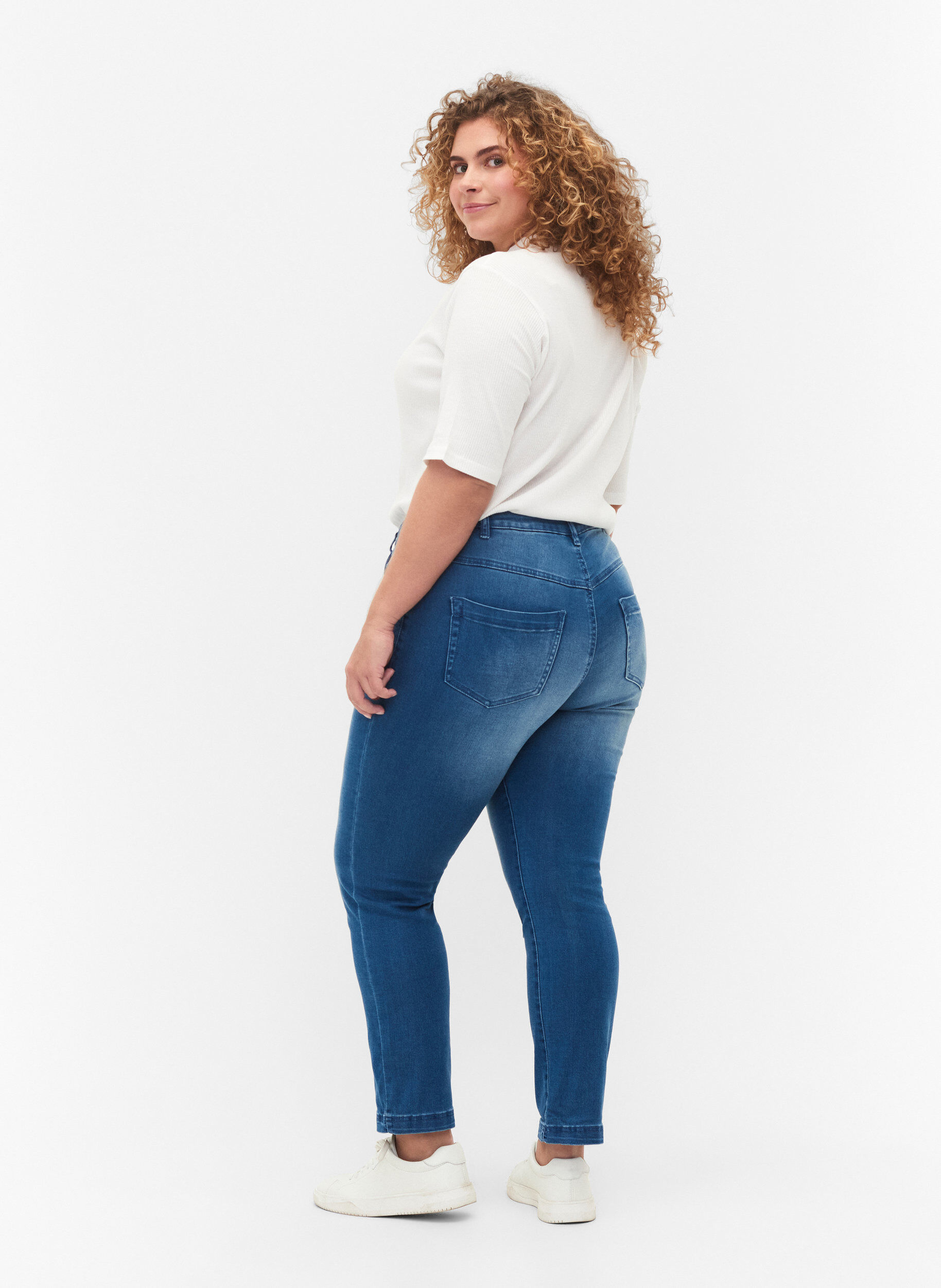 Zizzi Jeans Emily Slim fit &agrave; taille r&eacute;guli&egrave;re, Bleu Clair, Model image number 1