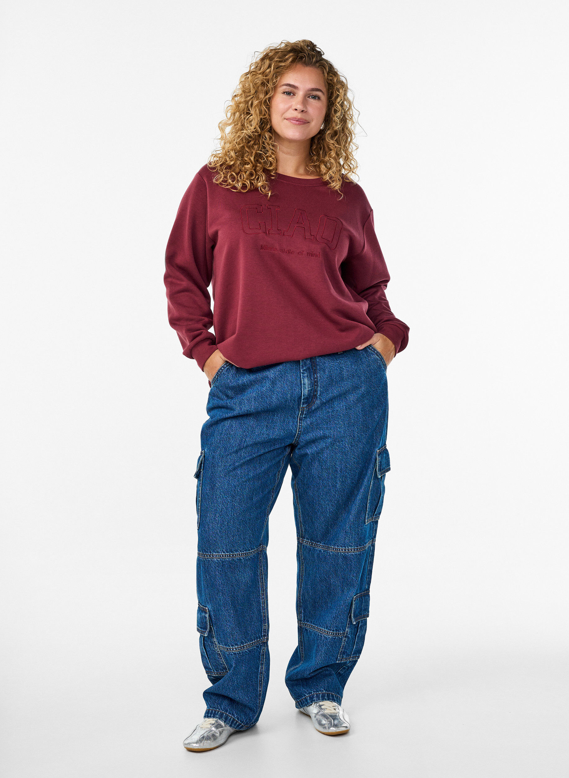 Zizzi Sweat-shirt avec motif Milan brod&eacute;, Bordeaux fonc&eacute;, Model image number 1