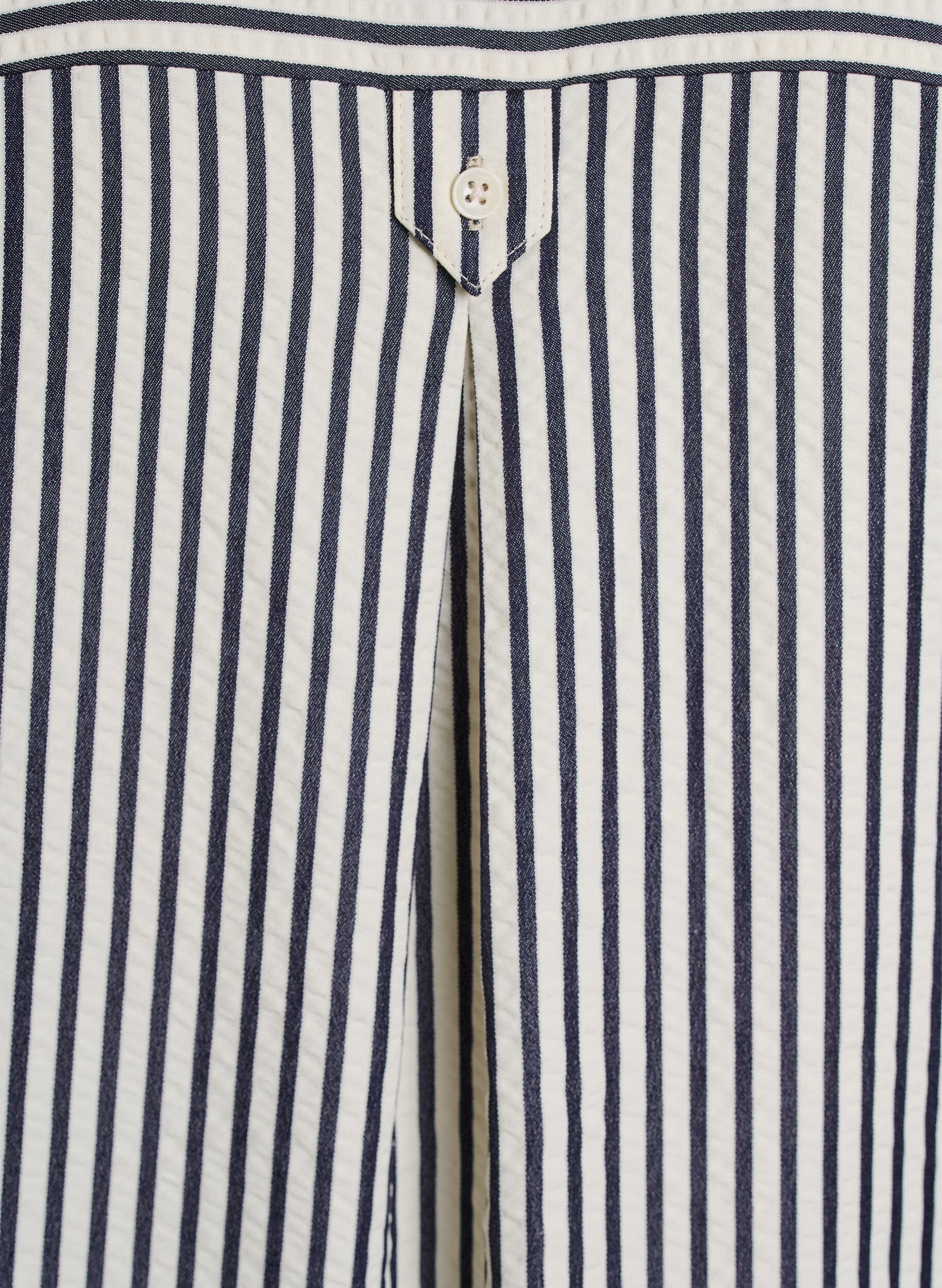 Zizzi Chemise longue &agrave; rayures avec d&eacute;tail bouton au dos, Bleu, Packshot image number 4