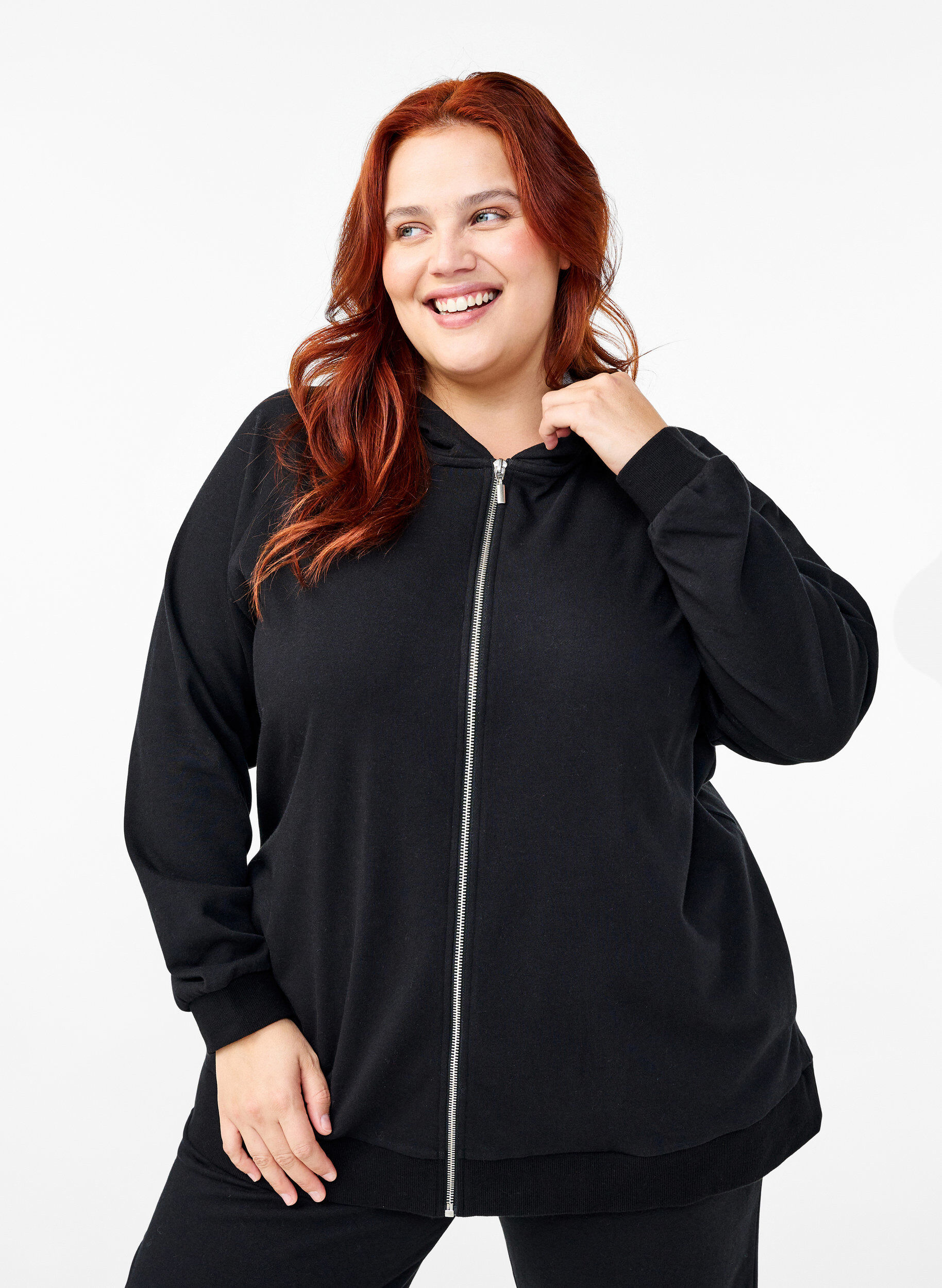Cardigan en sweat avec une capuche et des poches, Noir, Model