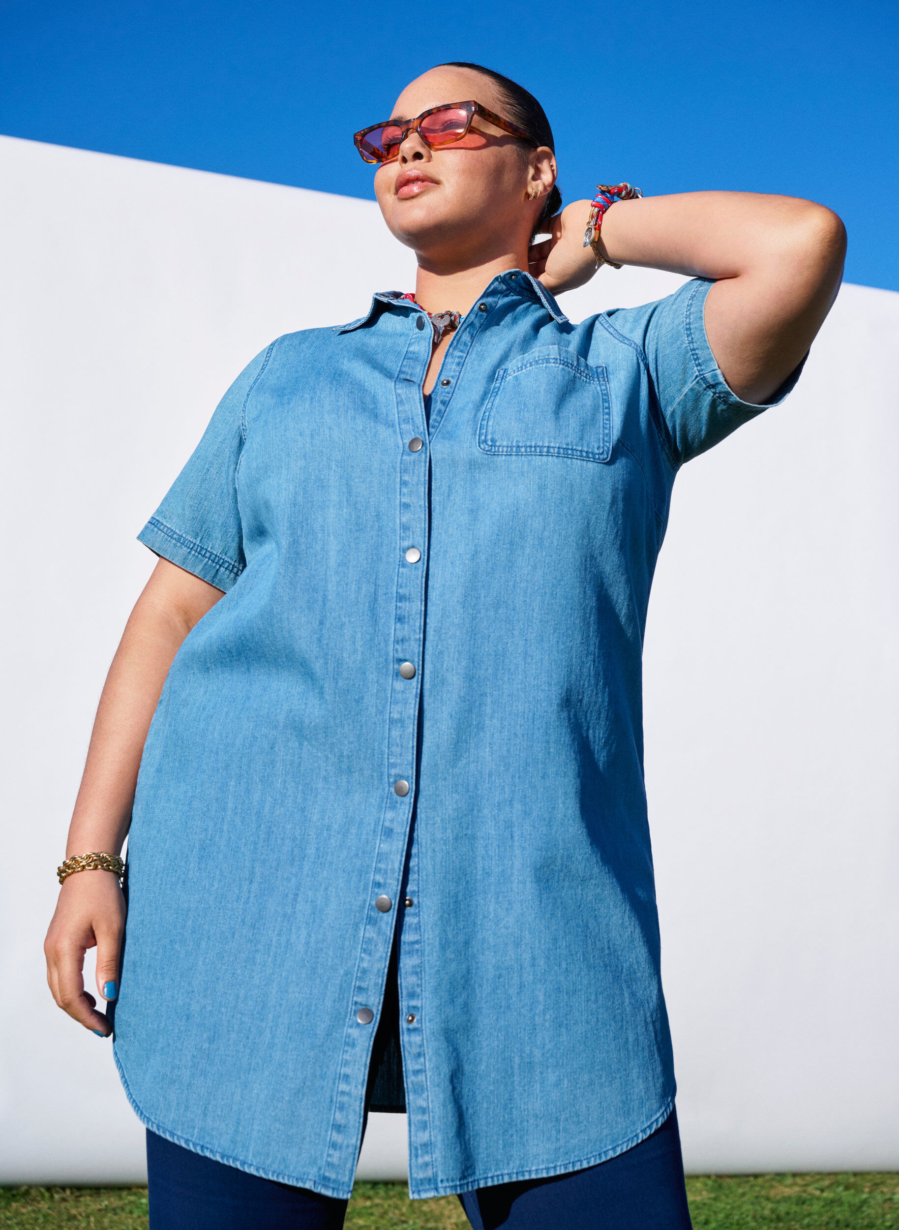 Robe chemise en denim &agrave; manches courtes