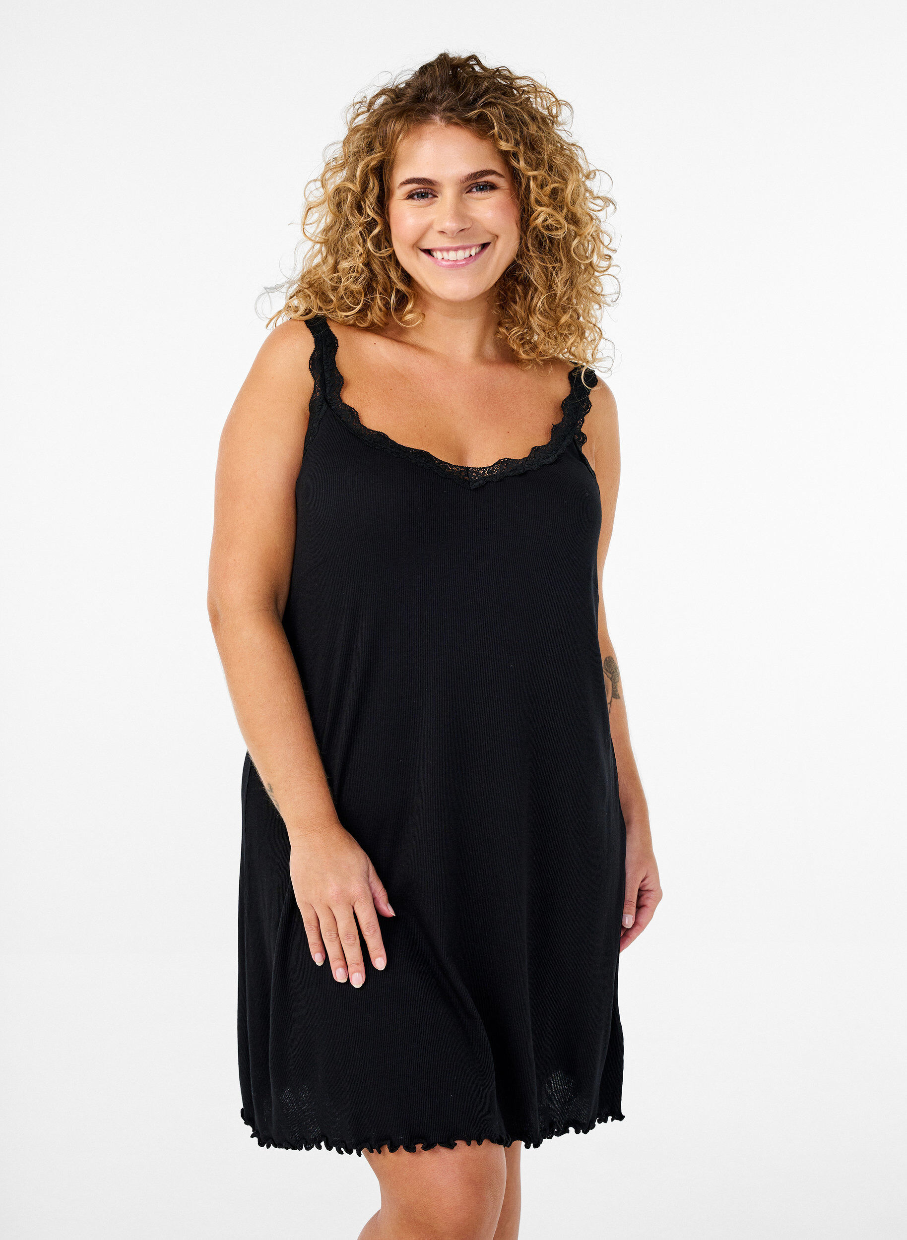 Zizzi Chemise de nuit avec ourlet en dentelle, Noir, Model image number 0
