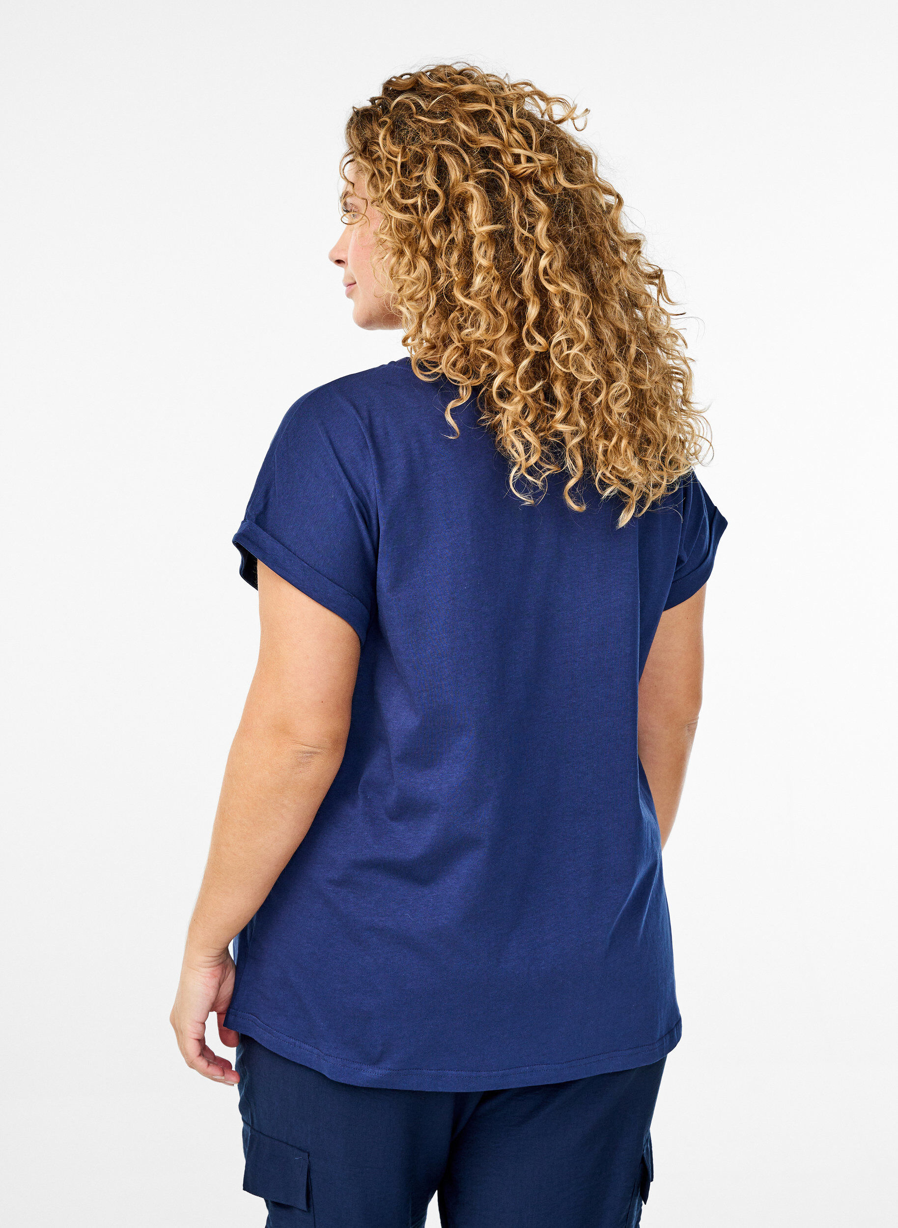 Zizzi T-shirt &agrave; imprim&eacute; l&eacute;opard et texte, Naval A. Gold Rose, Model image number 1