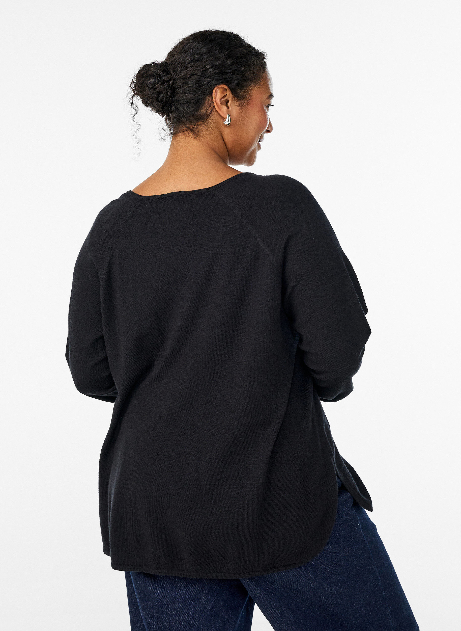 Zizzi Blouse en fine maille avec col V et d&eacute;tail devant, Noir, Model image number 2