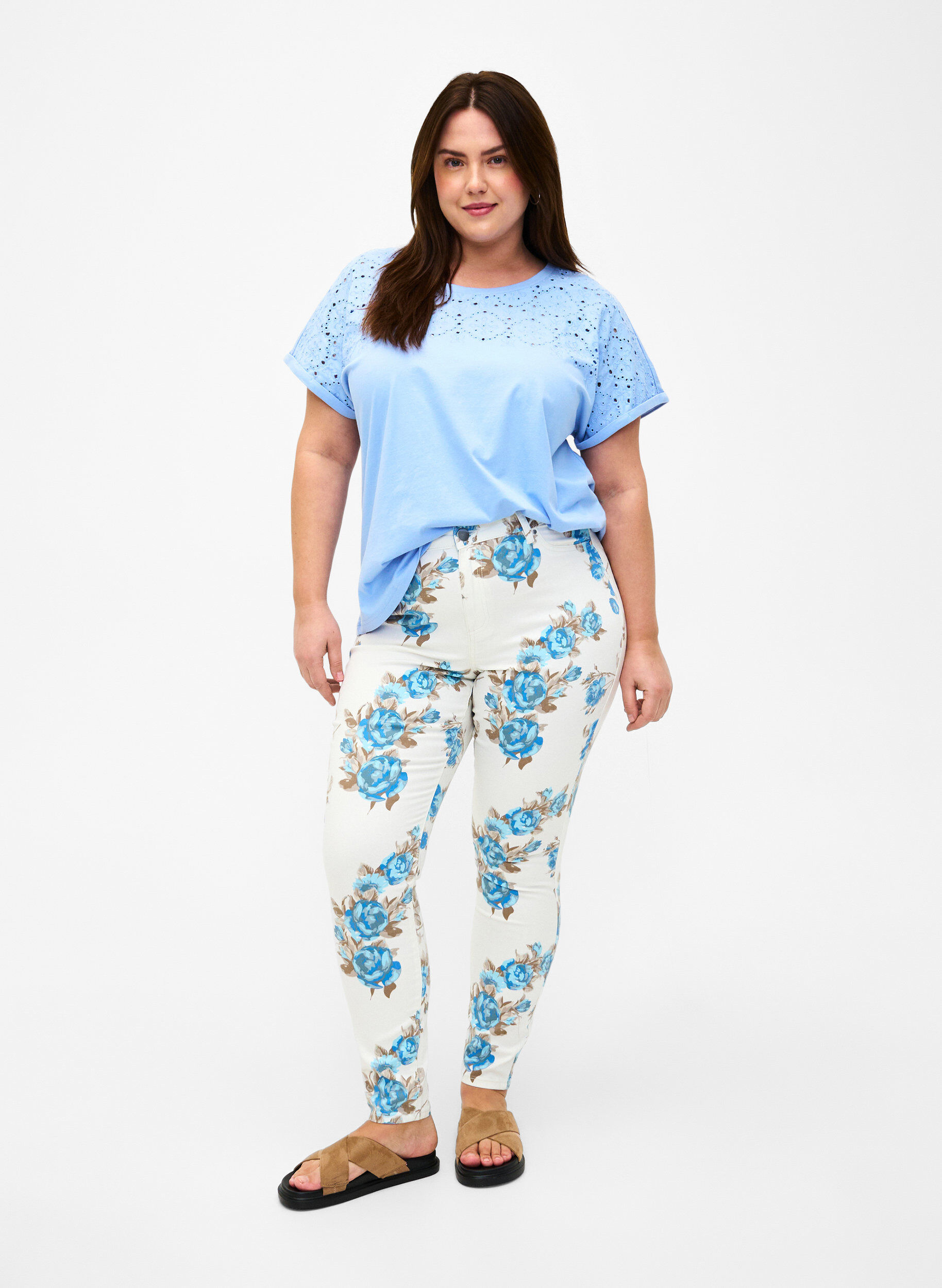 Zizzi T-shirt en coton biologique avec broderie anglaise, Serenity, Model image number 2