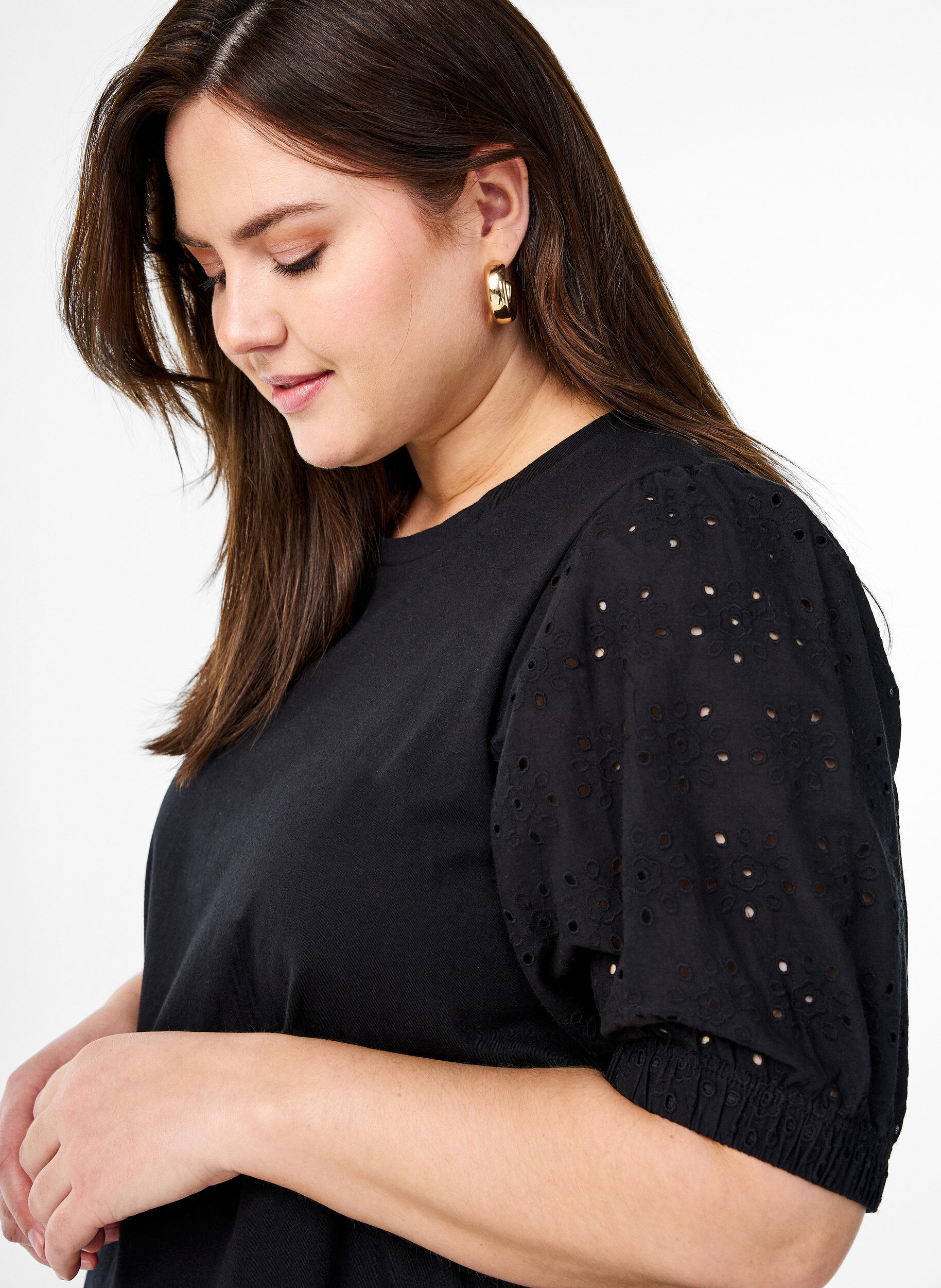 Zizzi T-shirt avec des manches en broderie anglaise, Noir, Model image number 3