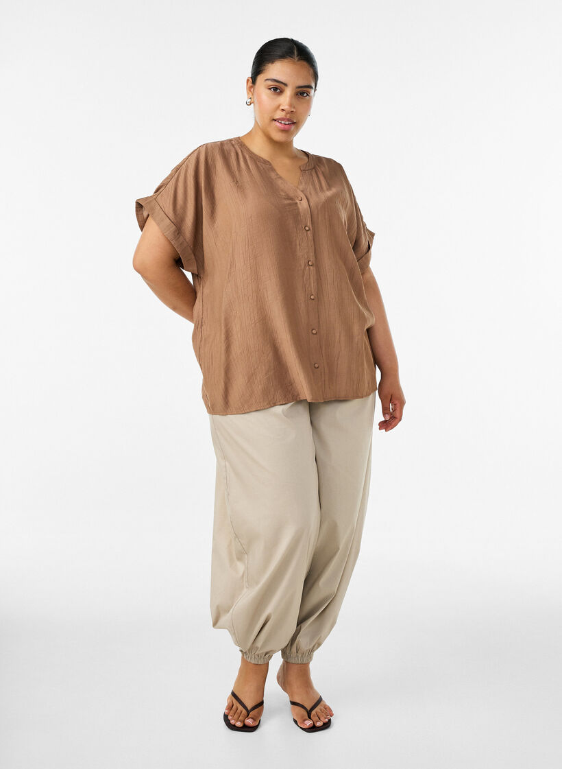 Blouse textur&eacute;e en viscose avec boutons, Marron, Model image number 1
