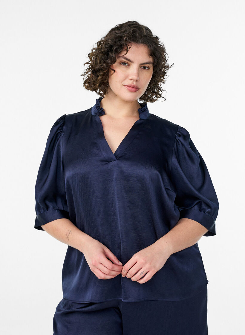 Blouse satin&eacute;e avec manches courtes et col &agrave; volants, Bleu, Model image number 0