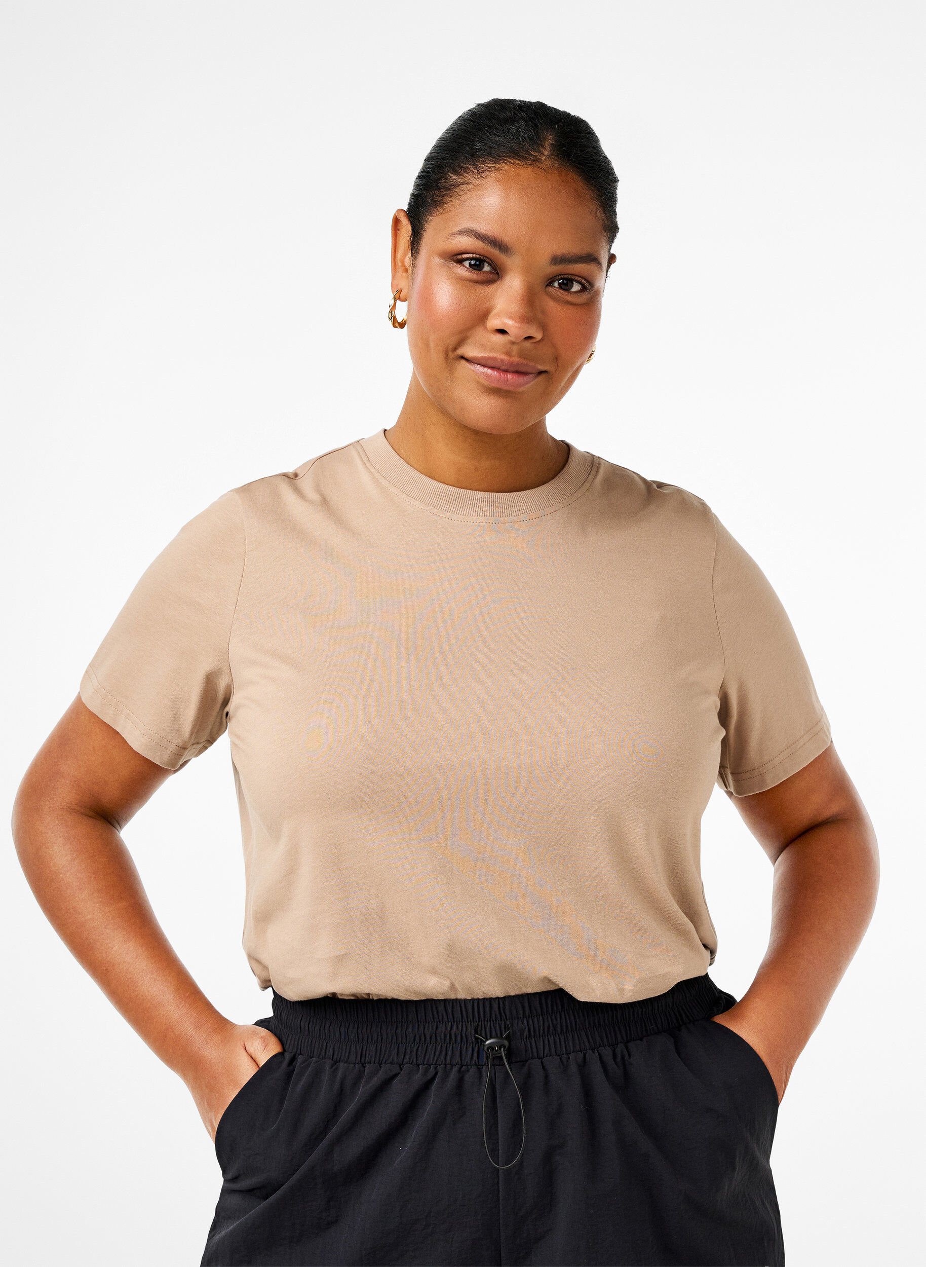T-shirt basique en coton &agrave; col rond, Beige, Model