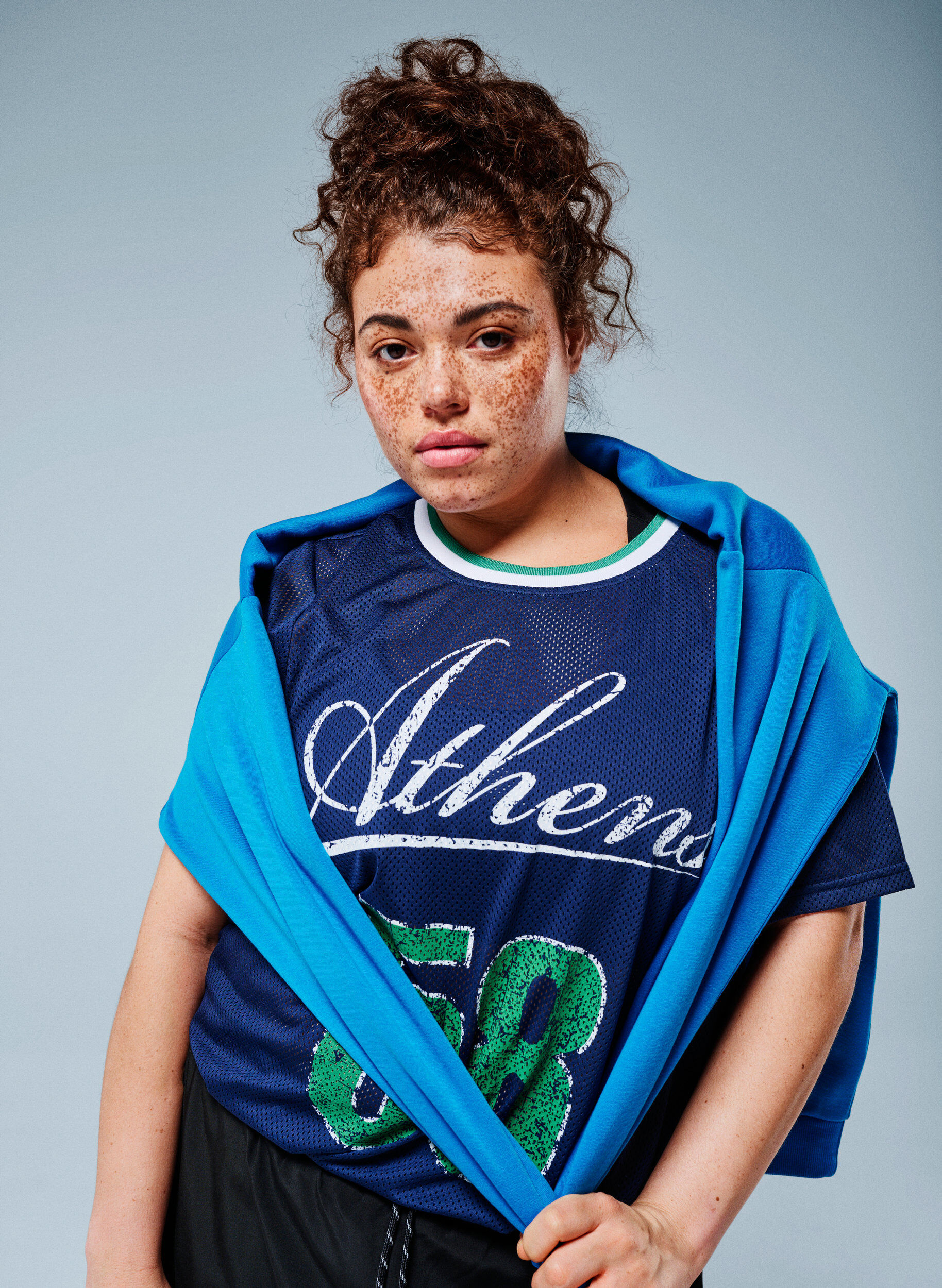 Zizzi T-shirt sportif en maille avec imprim&eacute; sur le devant, Bleu, Image image number 0