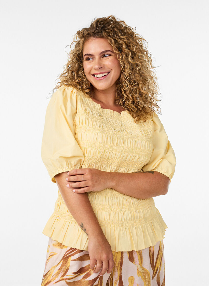 Blouse smock&eacute;e avec ourlet &agrave; volants et col bateau, Jaune clair, Model image number 0