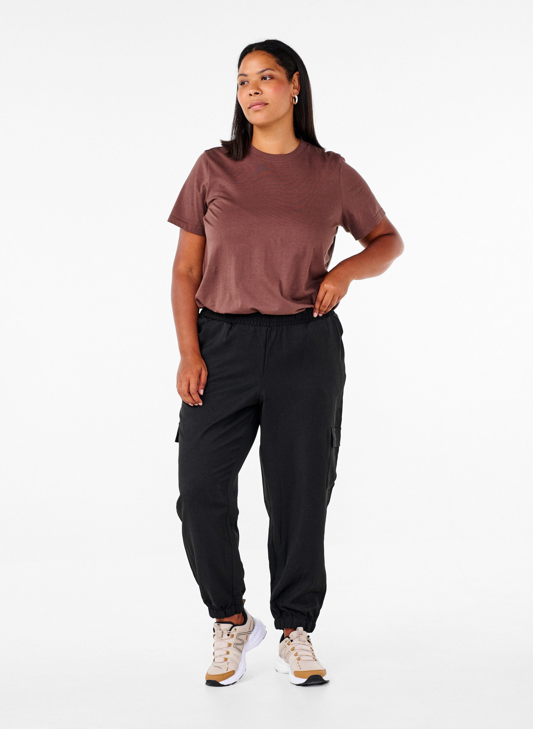 Zizzi Pantalon avec poches cargo et taille &eacute;lastiqu&eacute;e, Noir, Model image number 0