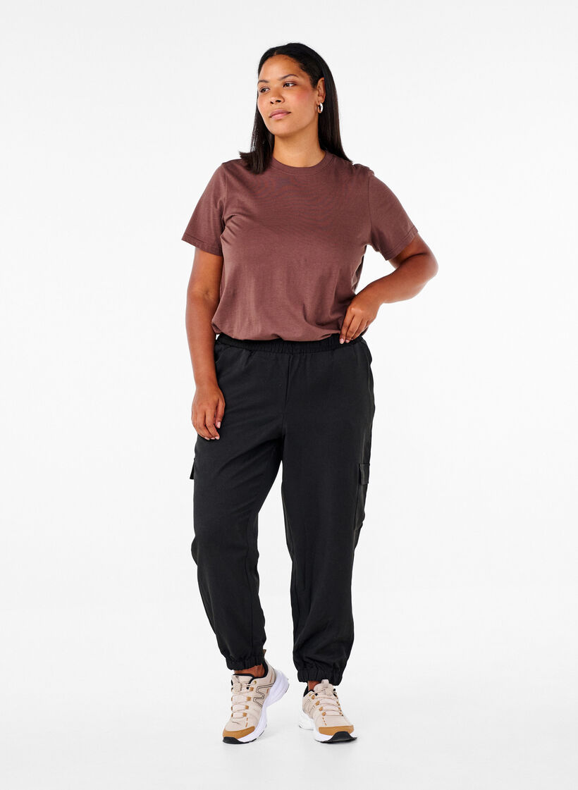Pantalon avec poches cargo et taille élastiquée, Noir, Model image number 0