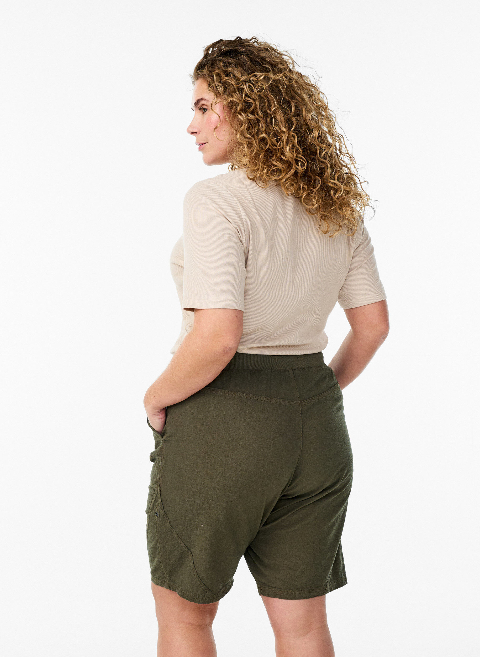 Zizzi Short en coton ample avec poches, Vert fonc&eacute;, Model image number 2