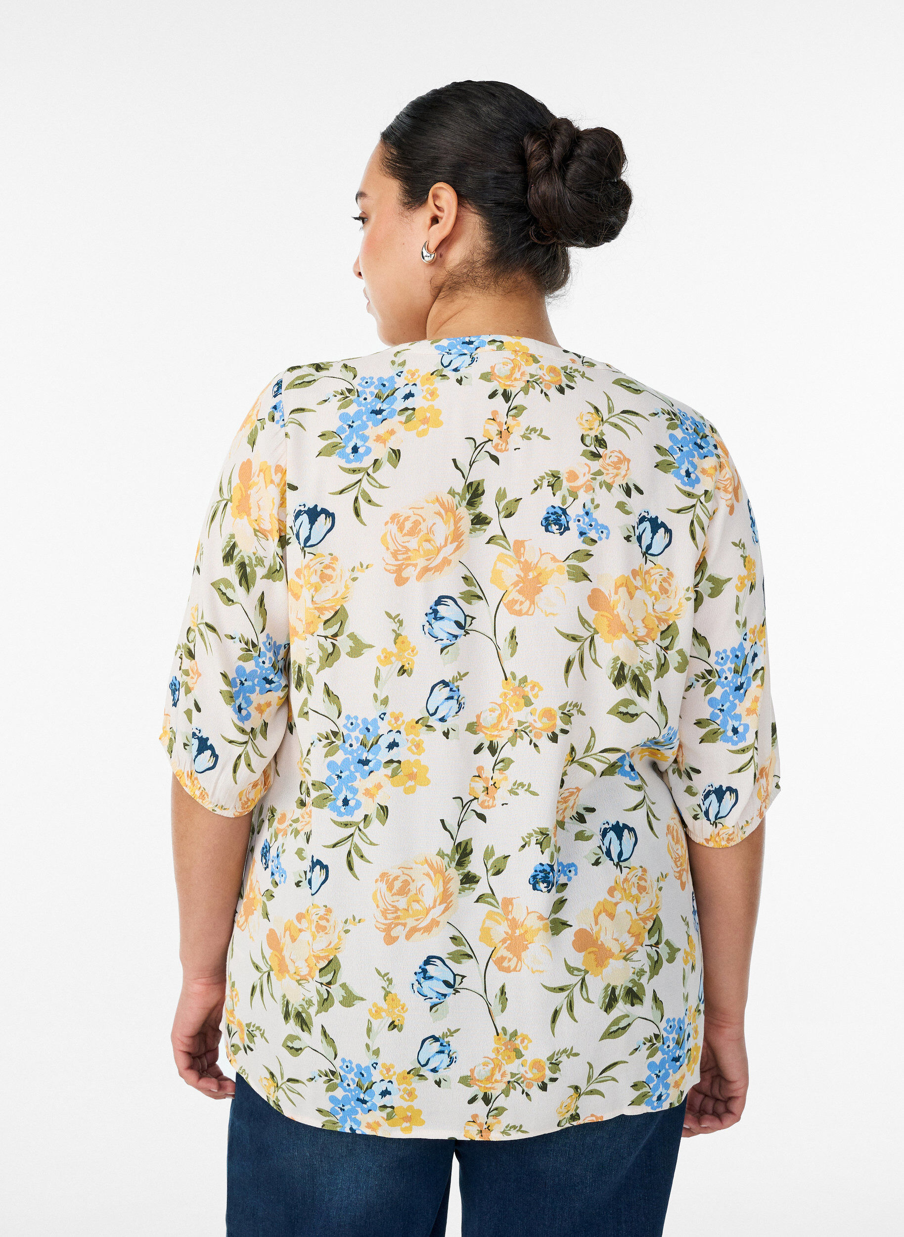 Zizzi Blouse imprim&eacute;e en viscose avec fermeture boutonn&eacute;e, Vanille, Model image number 2