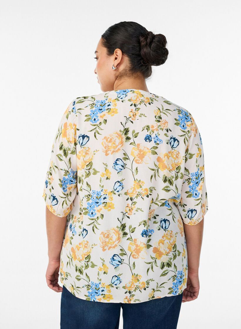 Blouse imprim&eacute;e en viscose avec fermeture boutonn&eacute;e, Vanille, Model image number 2