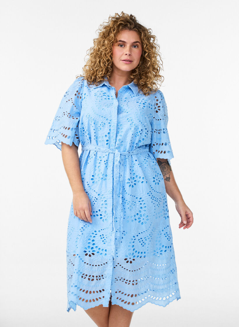 Robe chemise en broderie anglaise avec une ceinture &agrave; nouer, Bleu, Model