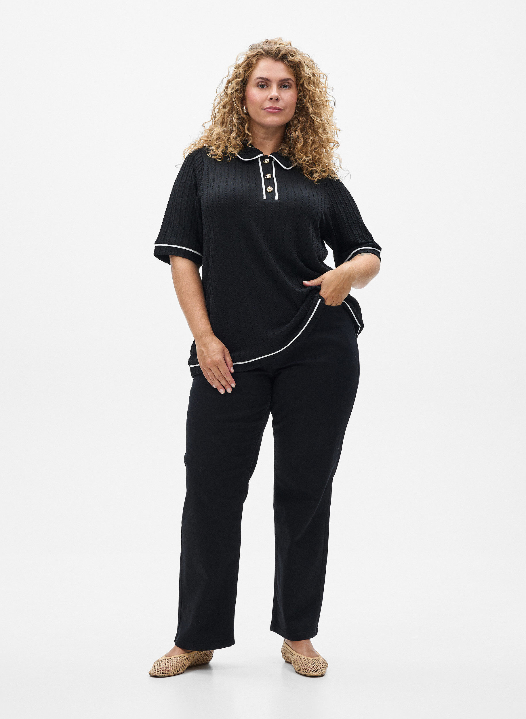 Zizzi Polo en jersey textur&eacute; avec finitions contrast&eacute;es, Noir, Model image number 1