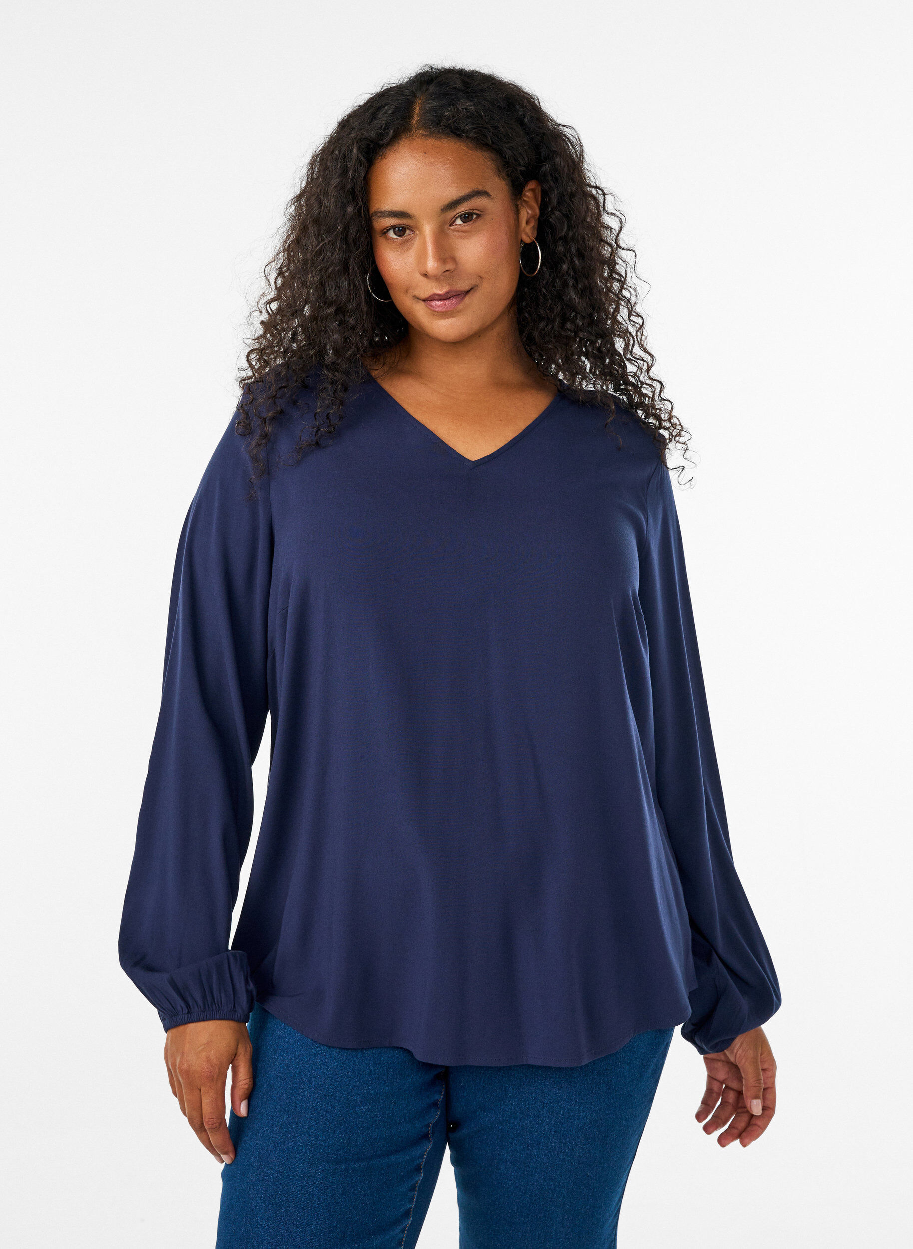 Blouse en viscose avec col en V et ourlet arrondi, Bleu, Model