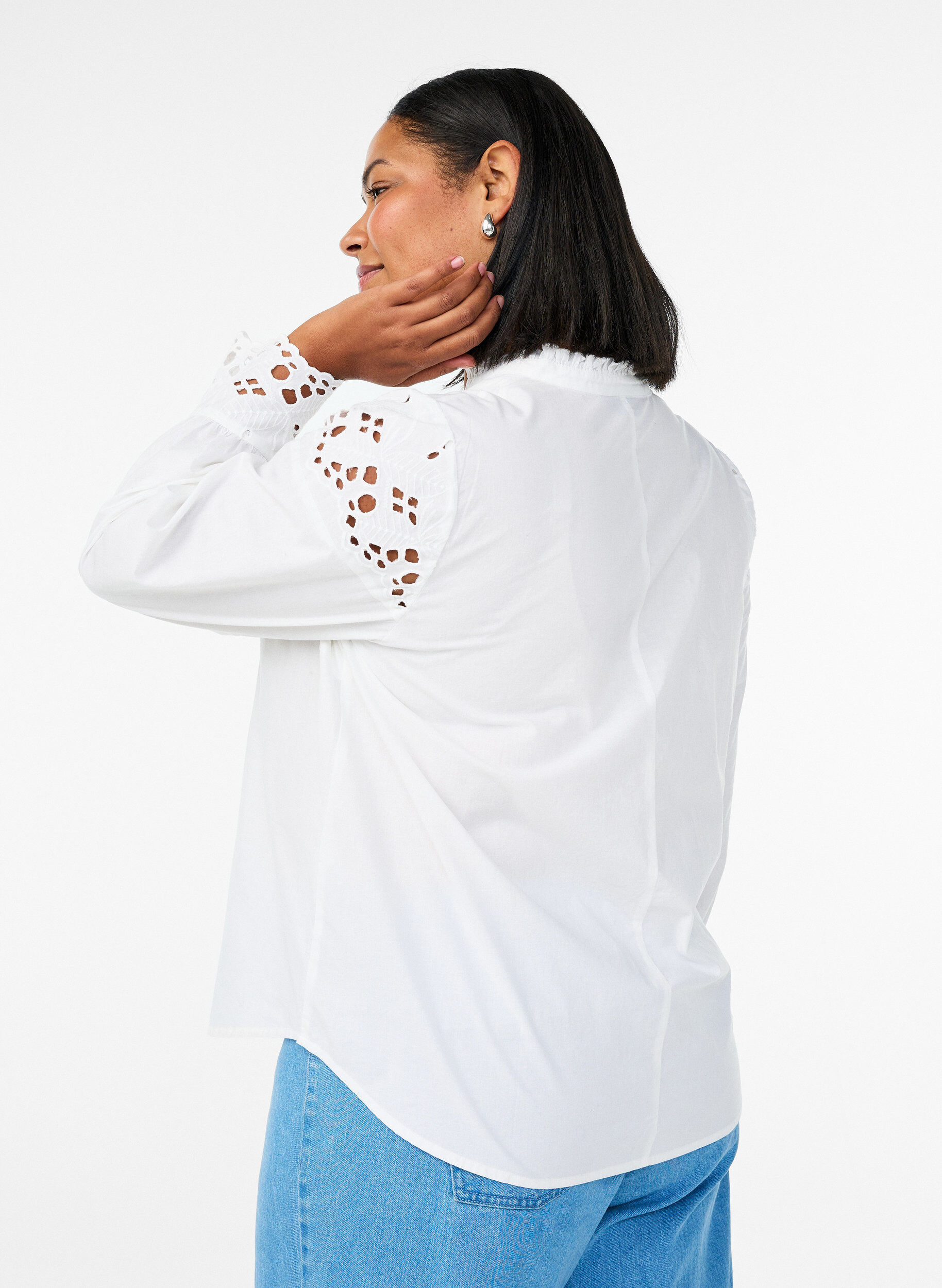 Zizzi Blouse avec col en V et d&eacute;tails en broderie anglaise, Blanc, Model image number 2