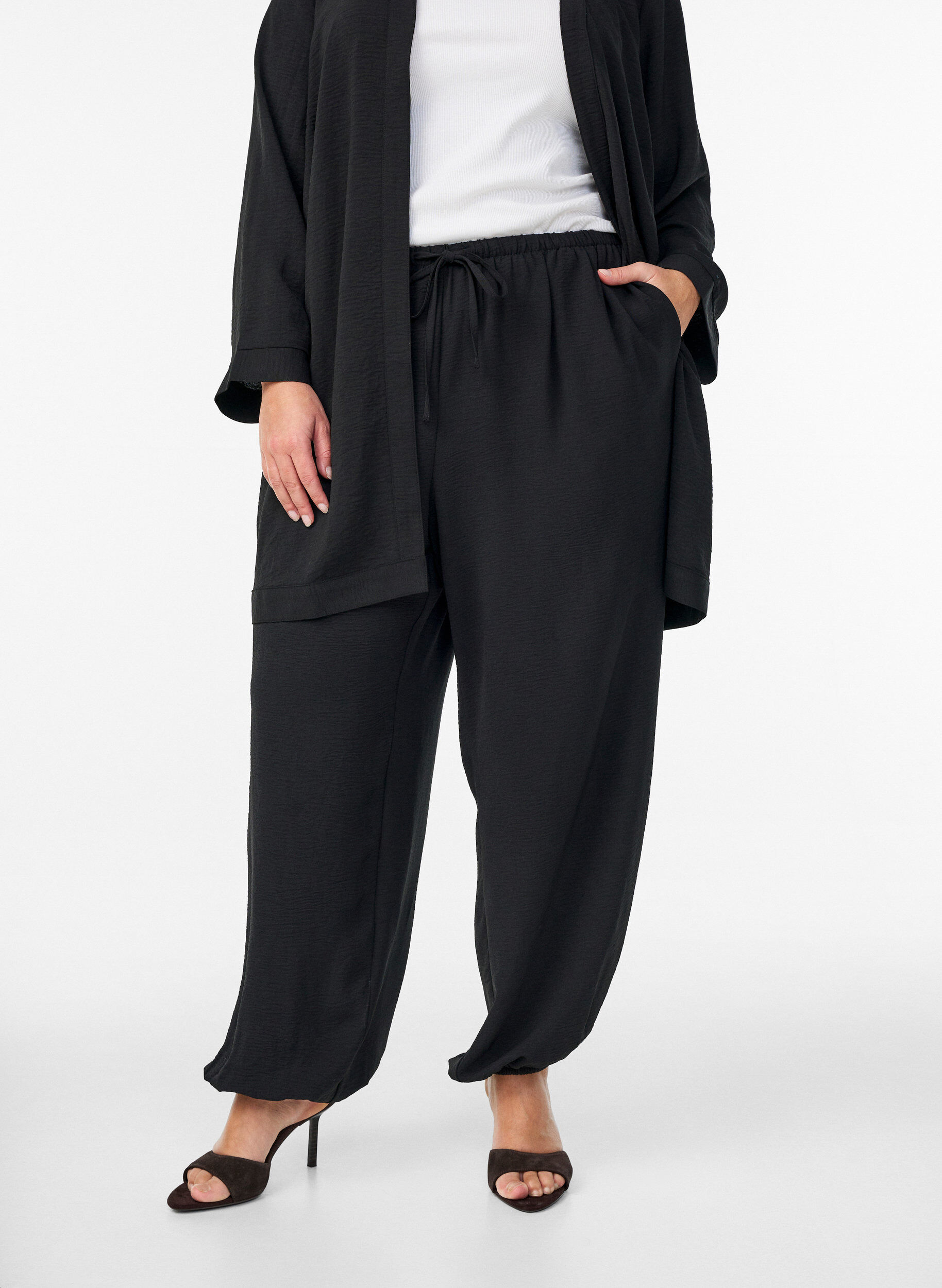 Zizzi Pantalon balloon taille haute, Noir, Model image number 2