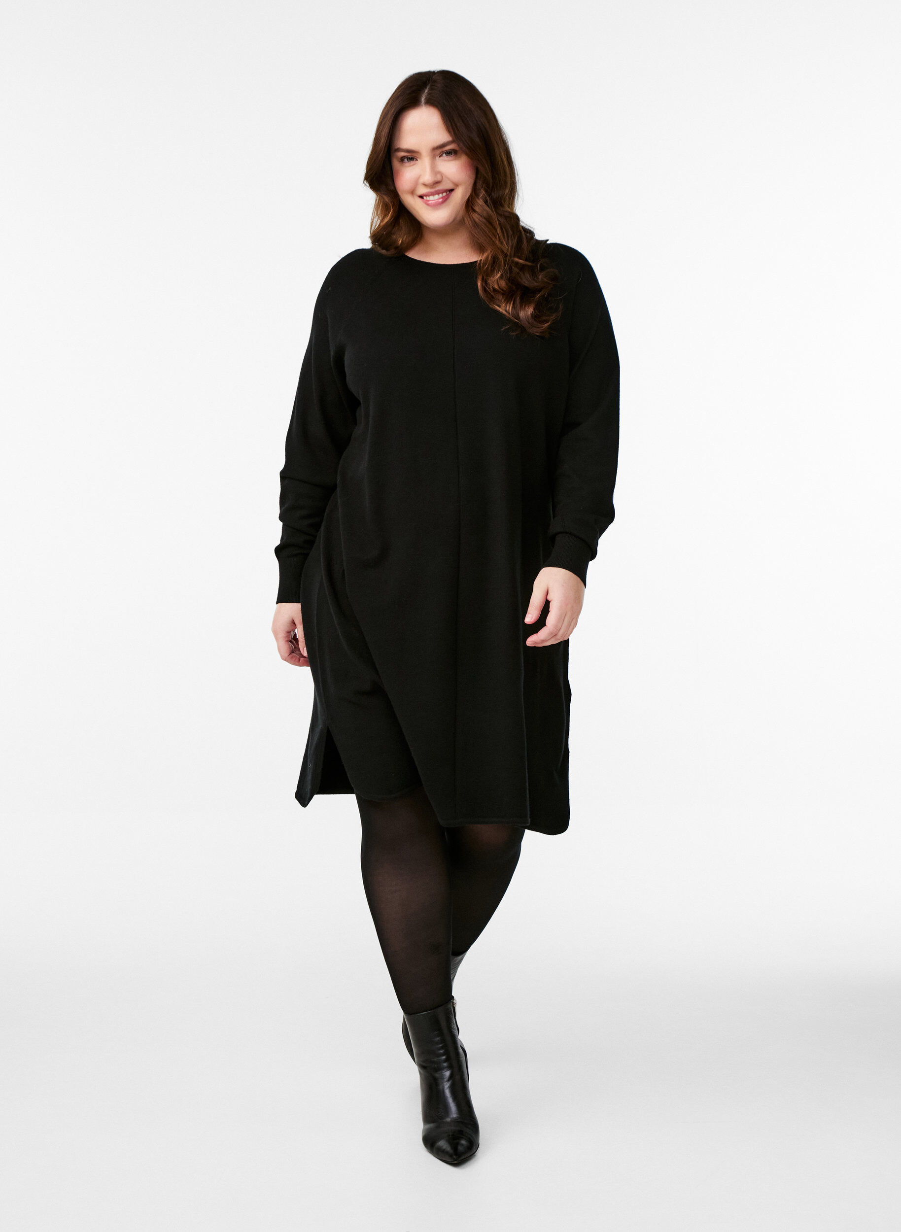 Zizzi Robe en maille avec un col rond et un motif tricot&eacute;, Black, Model image number 1