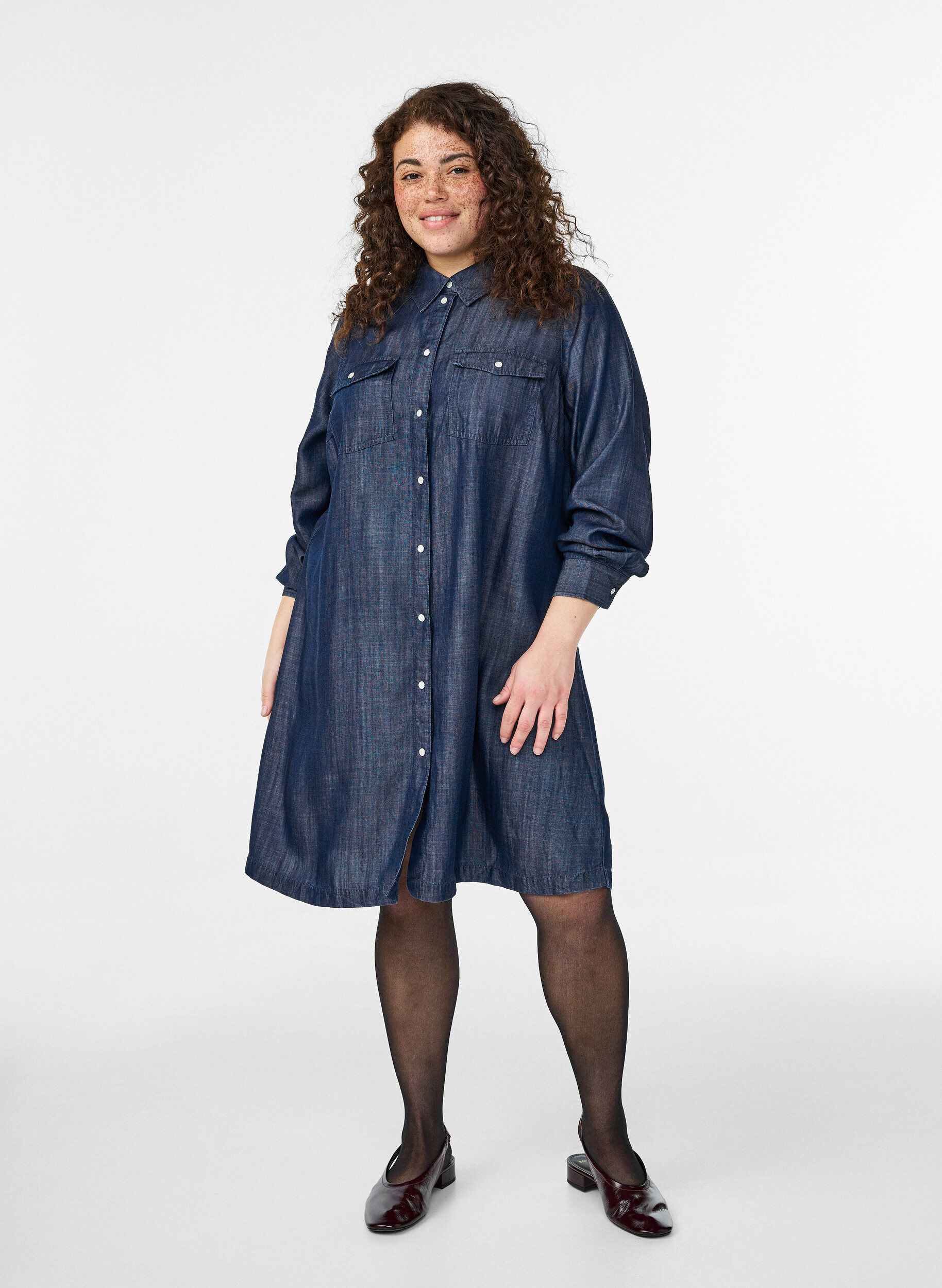 Robe courte en lyocell denim avec pressions, Bleu, Model