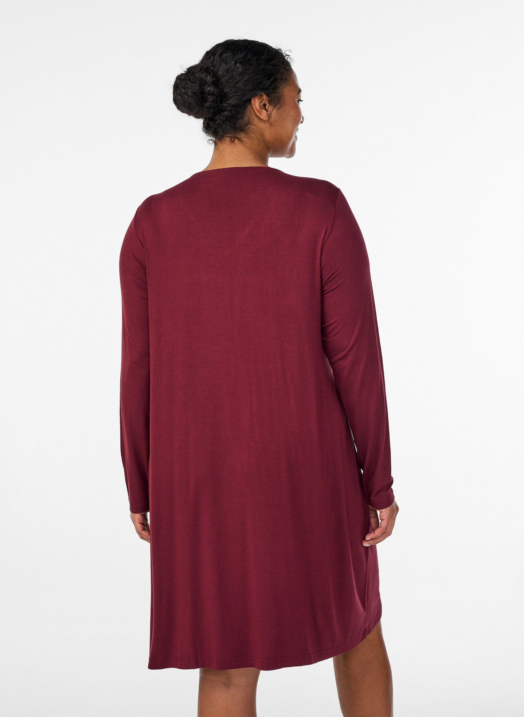 Zizzi Chemise de nuit &agrave; manches longues avec empi&egrave;cement en dentelle et col en V, Bordeaux, Model image number 2