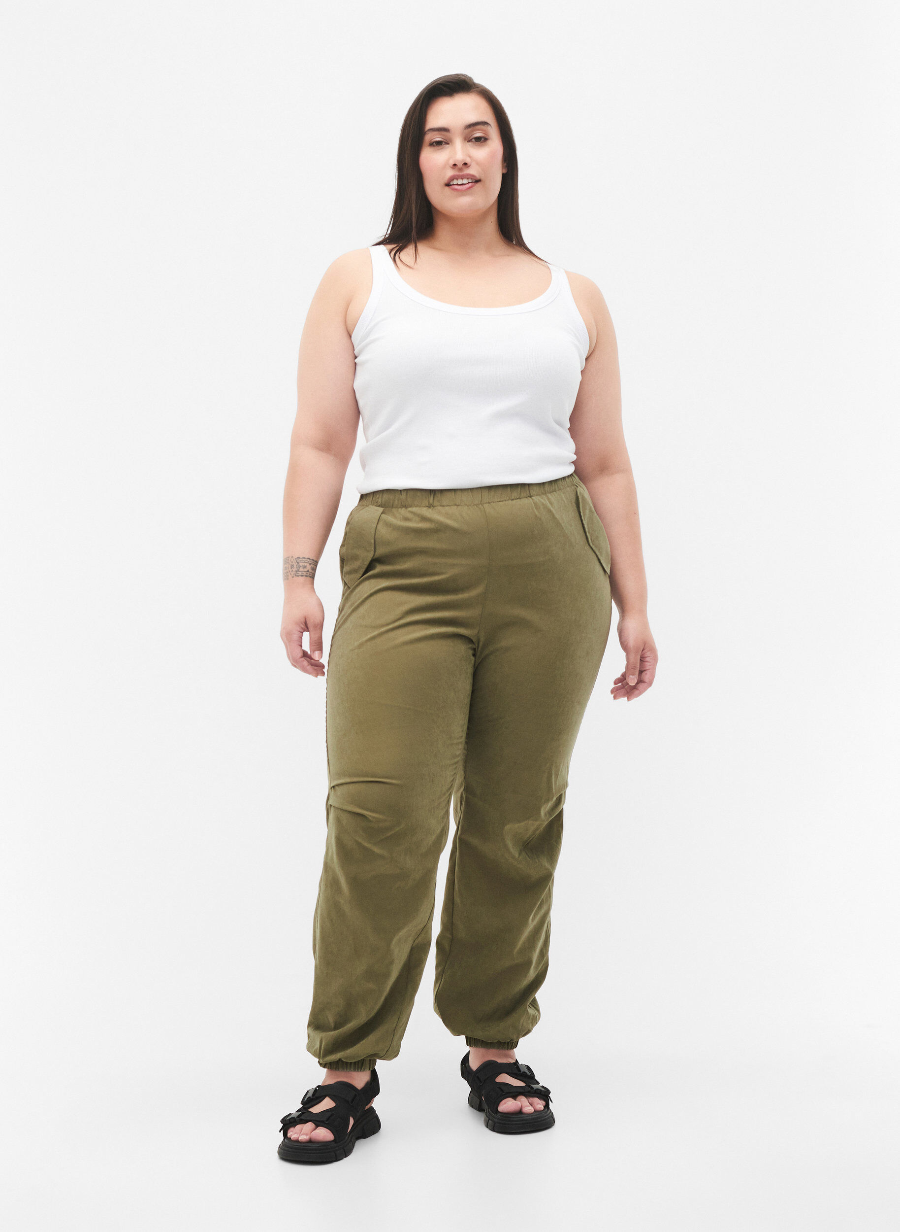 Zizzi Pantalon ample avec &eacute;lastique, Martini Olive, Model image number 0