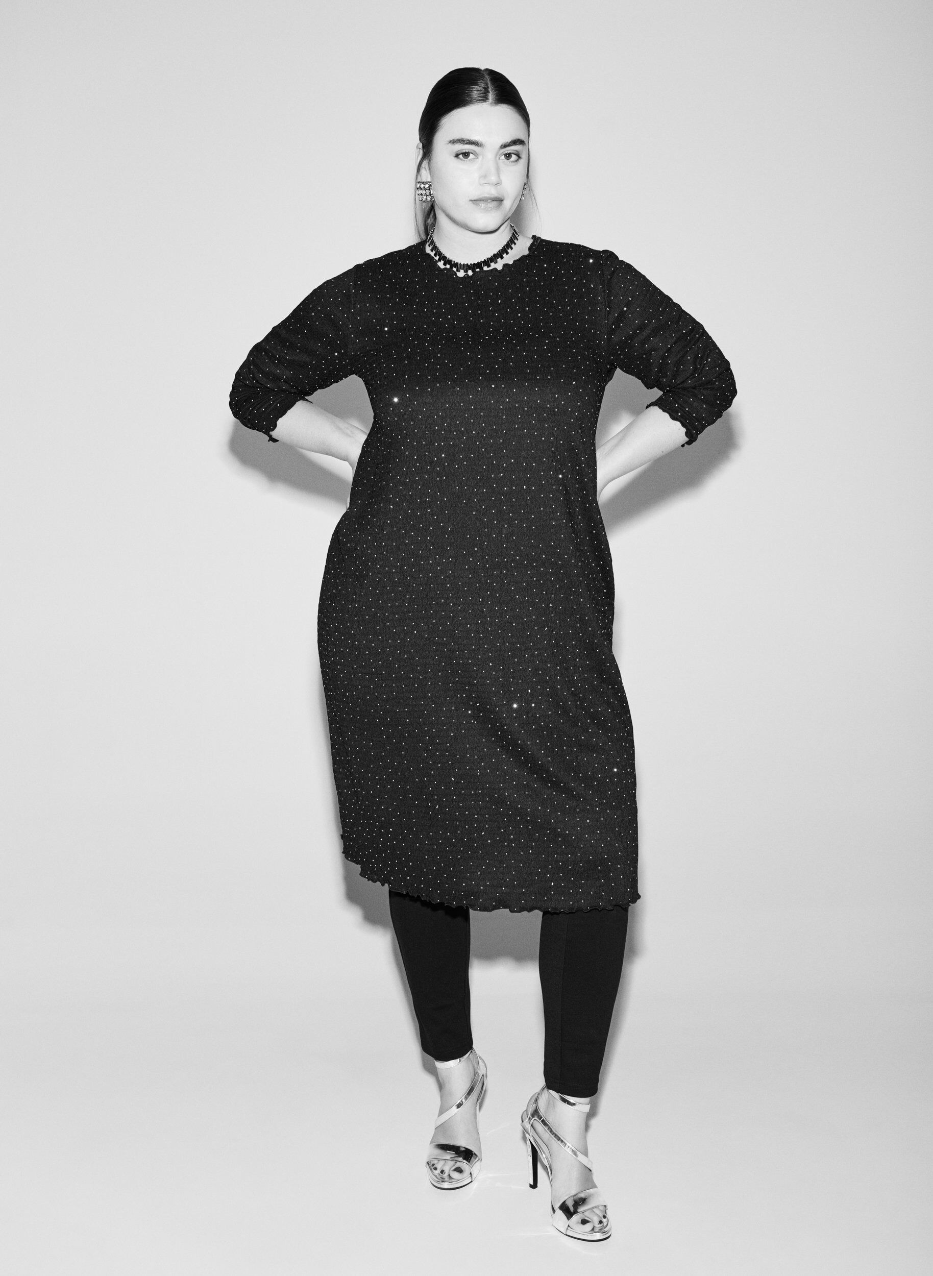 Zizzi Robe avec strass et bords festonn&eacute;s, Noir, Image image number 0