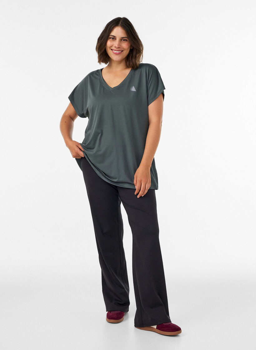 Loose training t-shirt with V-neck, Vert fonc&eacute;, Model image number 1