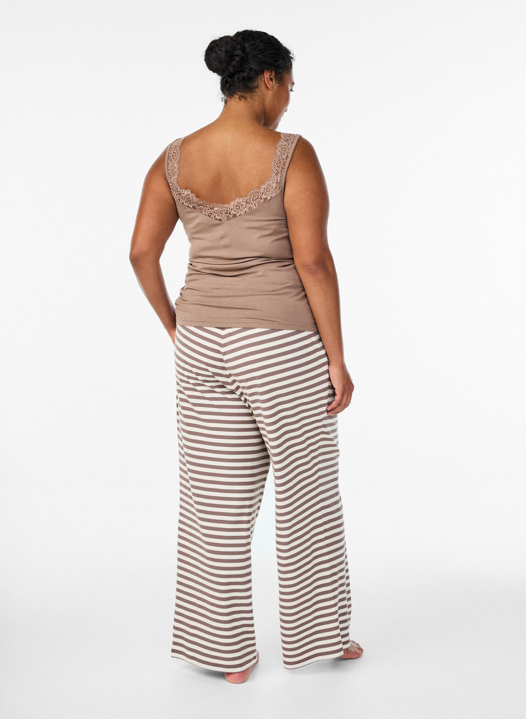 ZizziPantalon de pyjama ray&eacute; &agrave; taille haute et coupe ample, Beige, Model image number 1