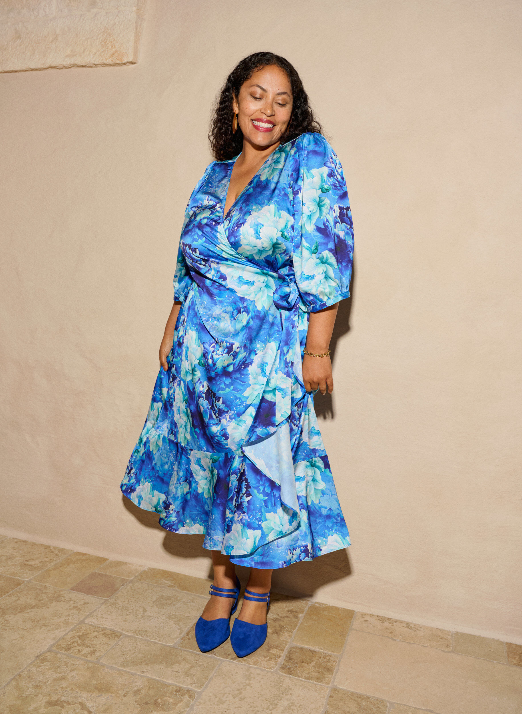 Zizzi Robe portefeuille &agrave; imprim&eacute; floral et manches 3/4, Bleu, Image image number 0