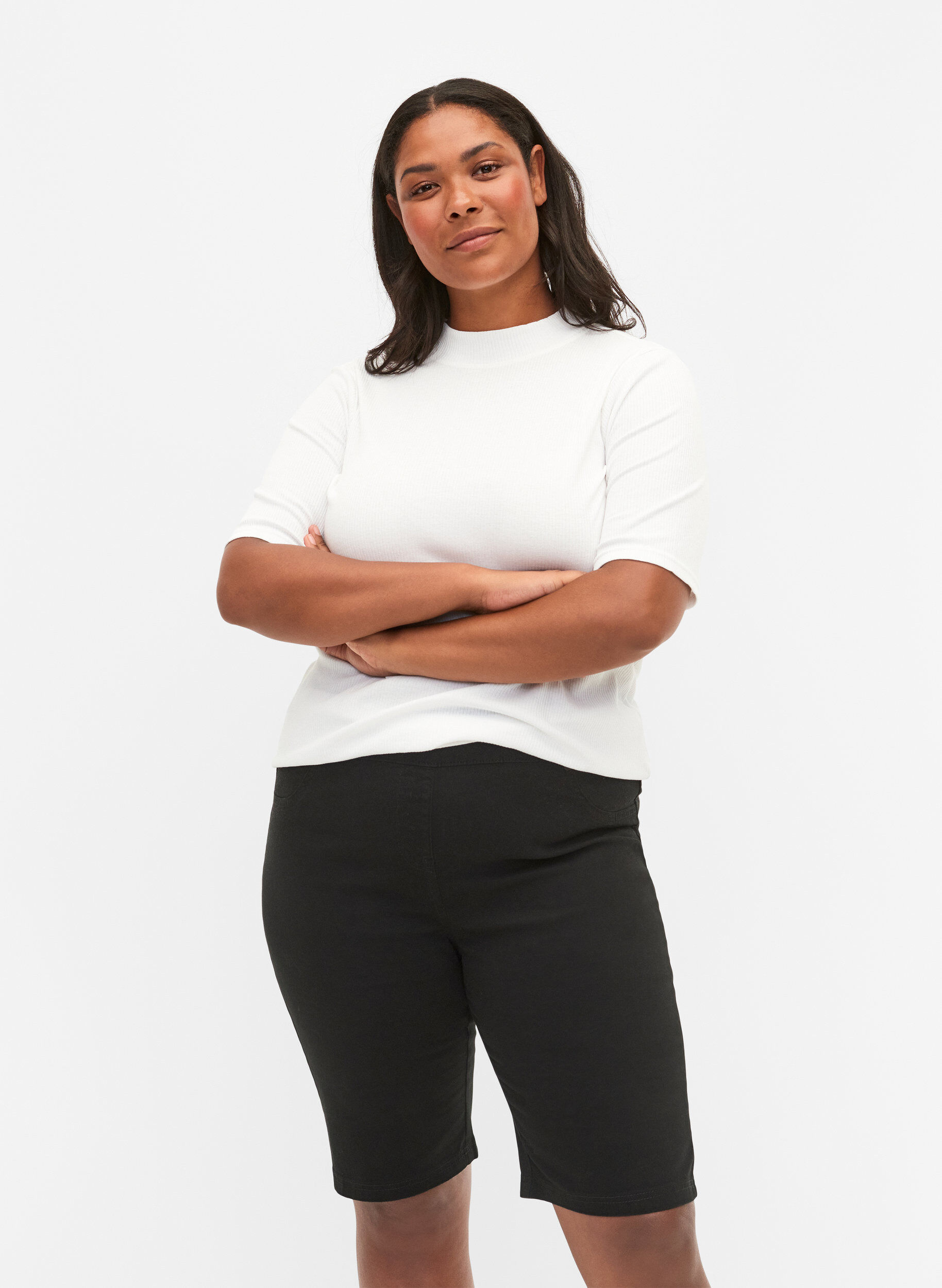 Zizzi Short moulant avec poches arri&egrave;re, Black, Model image number 0